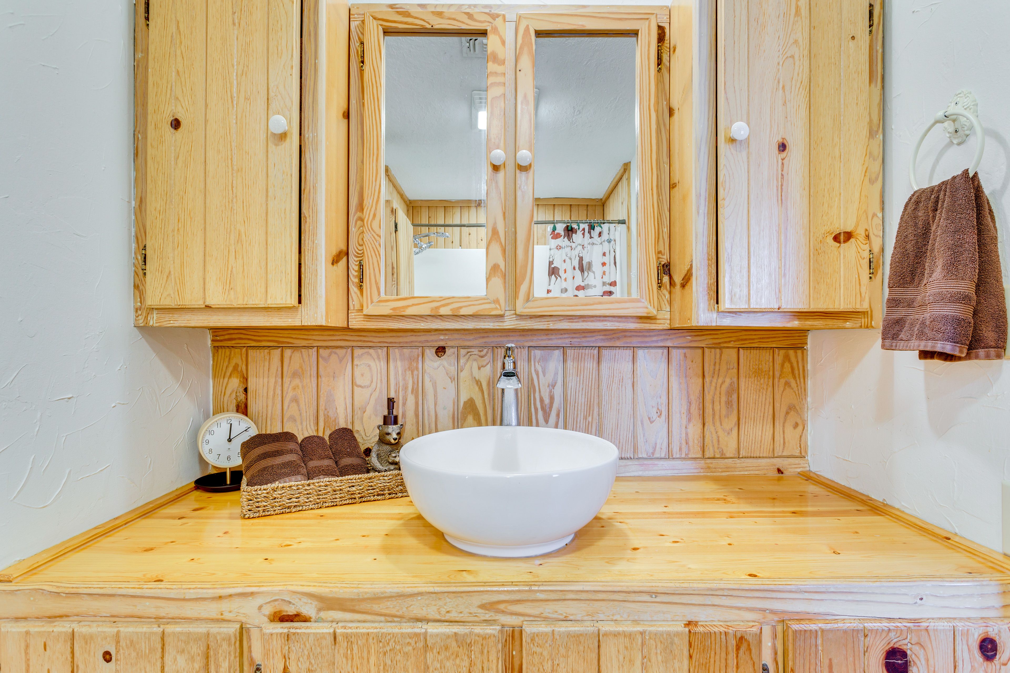 Full Bathroom | Towels Provided | Main Floor