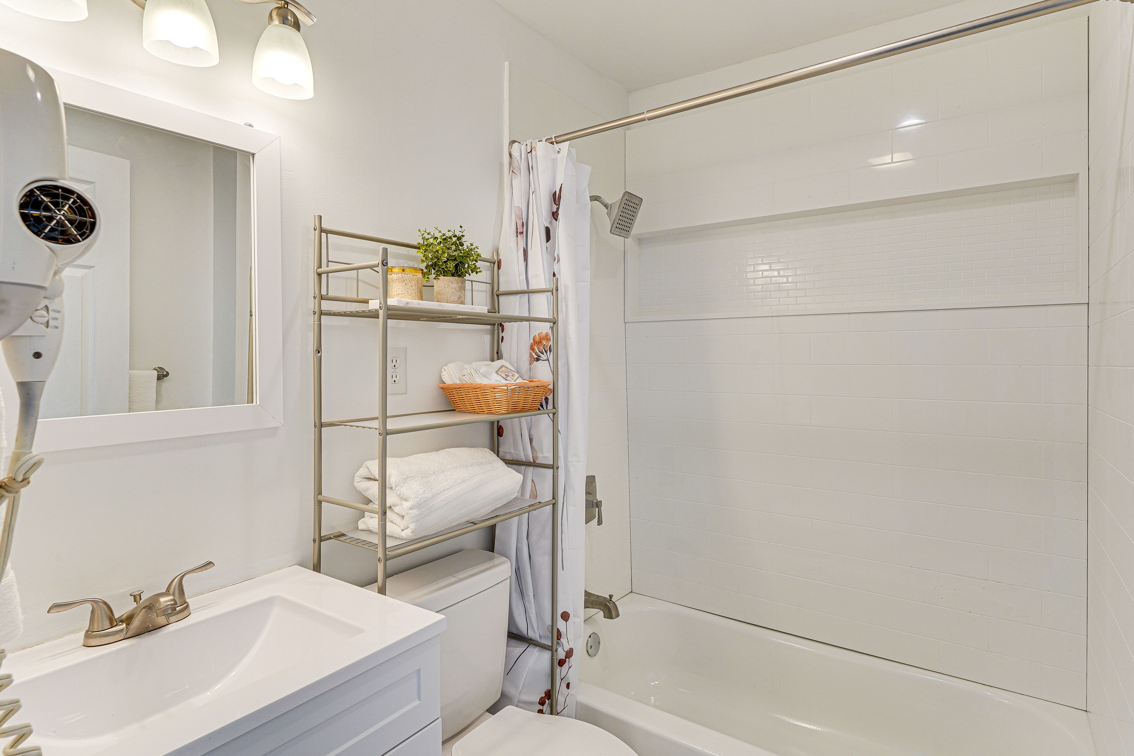 Full Bathroom | Towels Provided