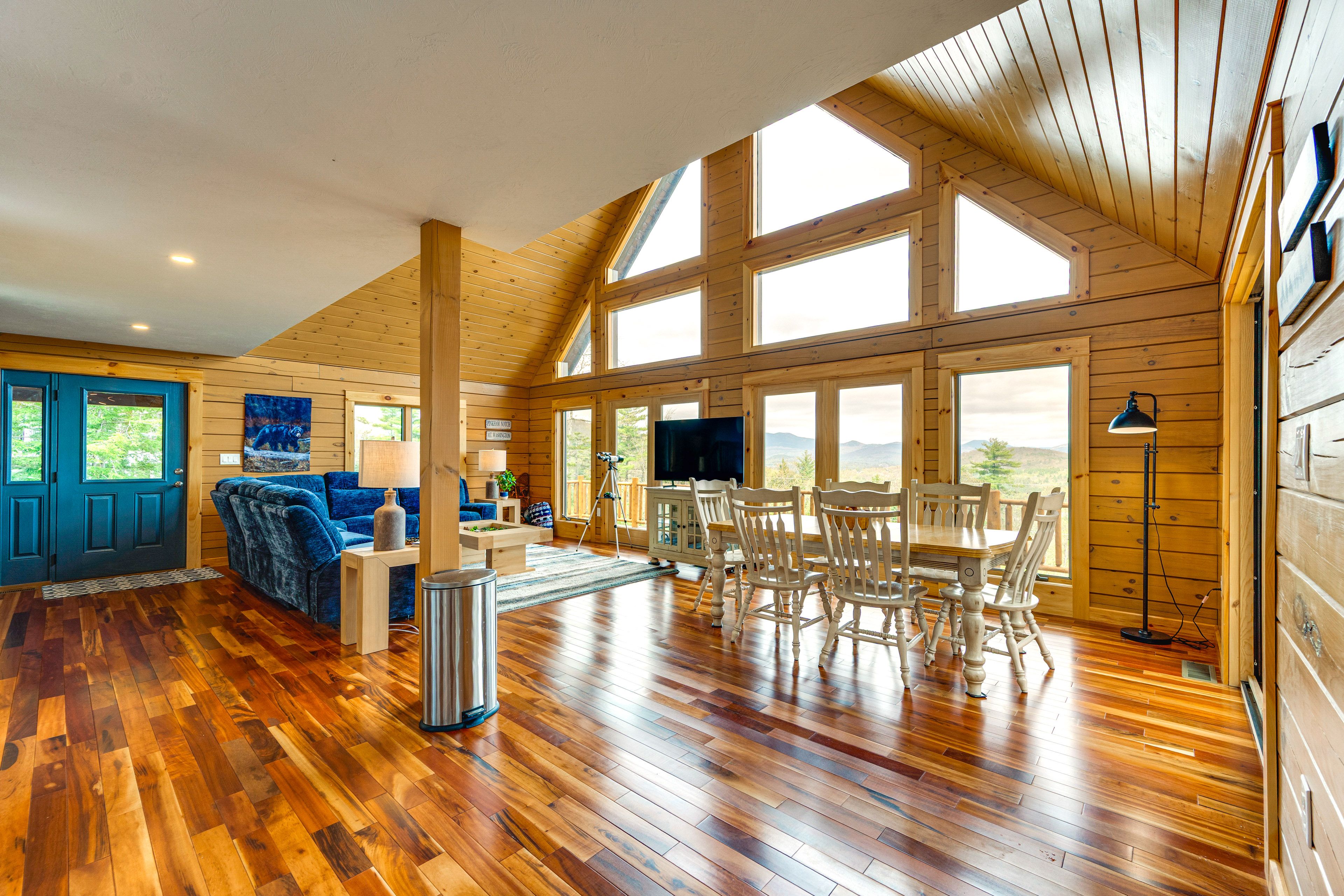 Living Room | Free WiFi | Central Heating & A/C | Smart TV | Main Floor