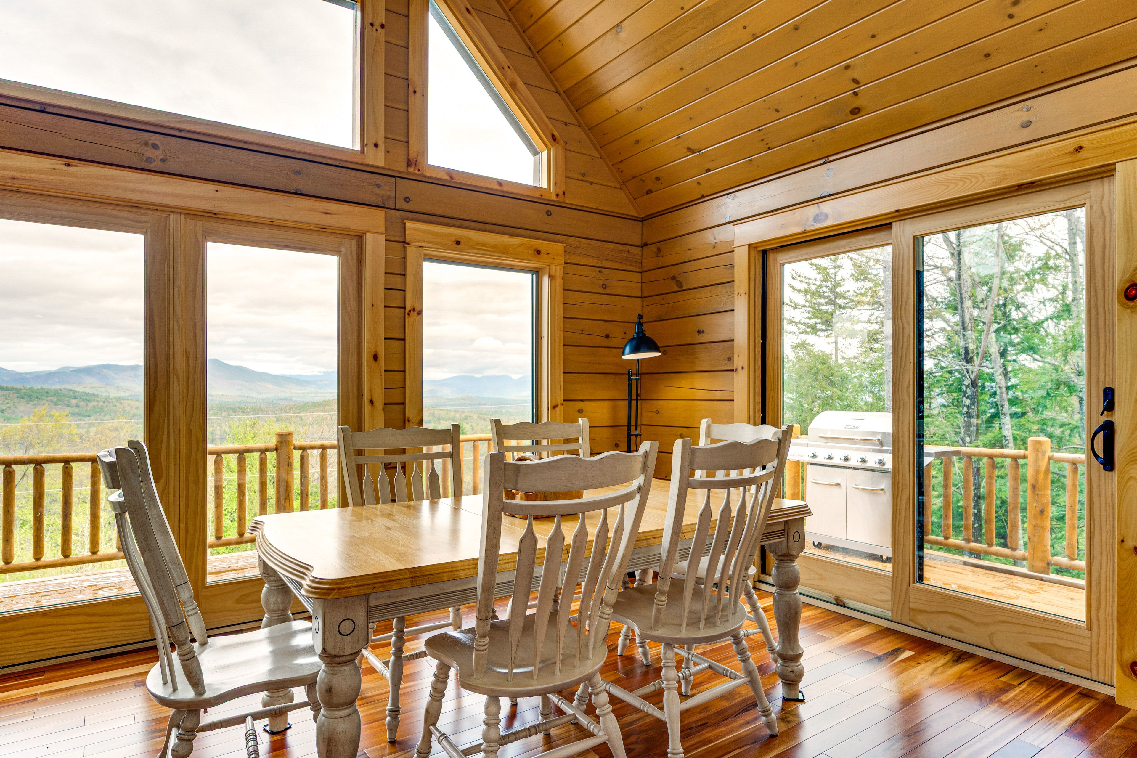Dining Area | Dishware/Flatware Provided | Main Floor
