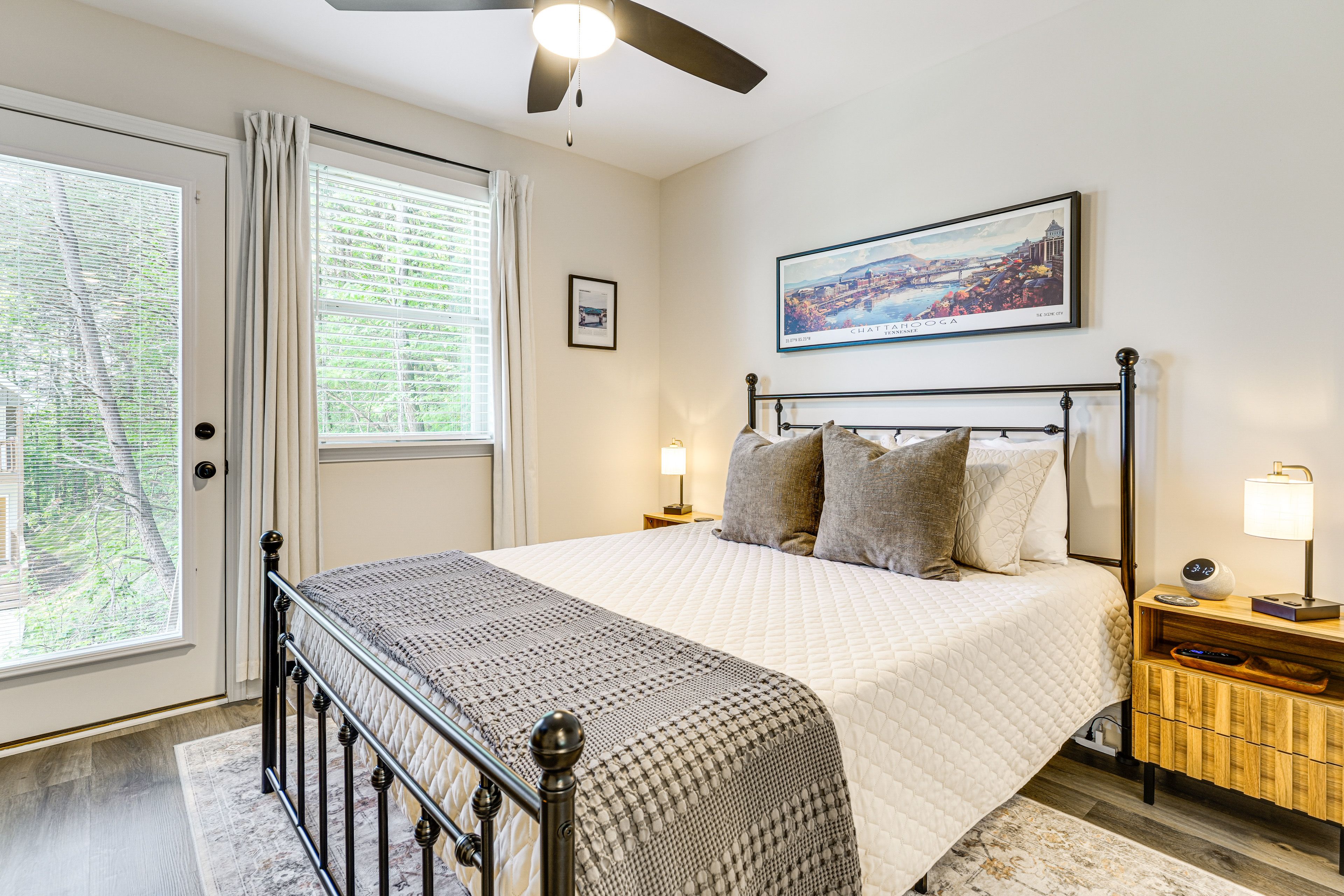 Bedroom 1 | Queen Bed | Linens Provided | 1st Floor