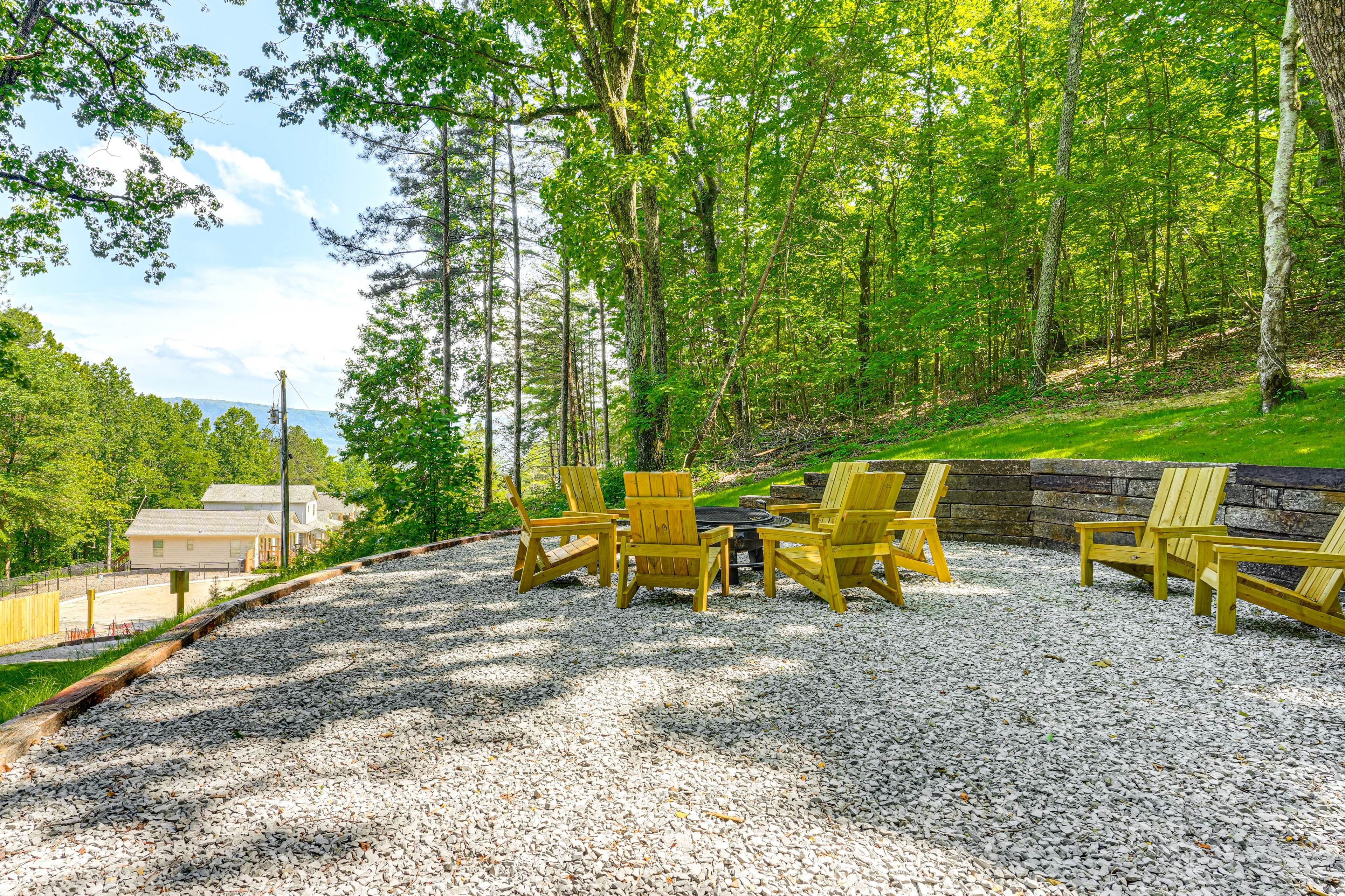 Kelly's Ferry Hideaway | Community Amenities | Fire Pit | On-Site Hiking