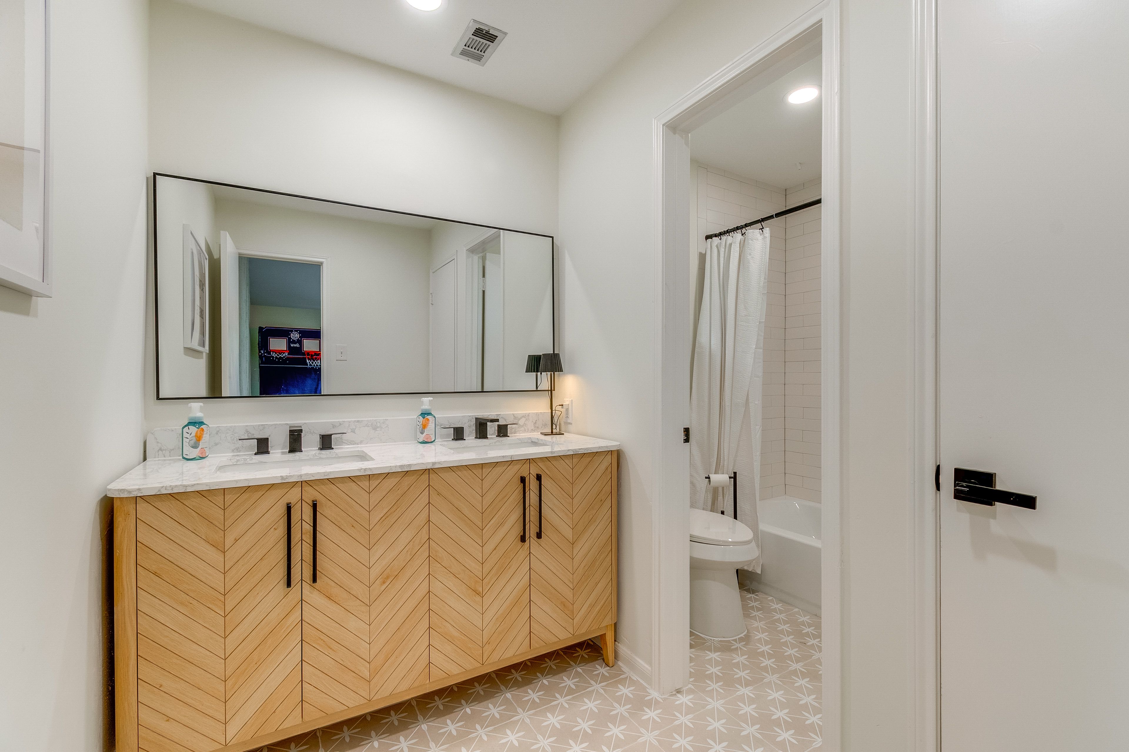 Full Bathroom | Towels Provided | 2nd Floor