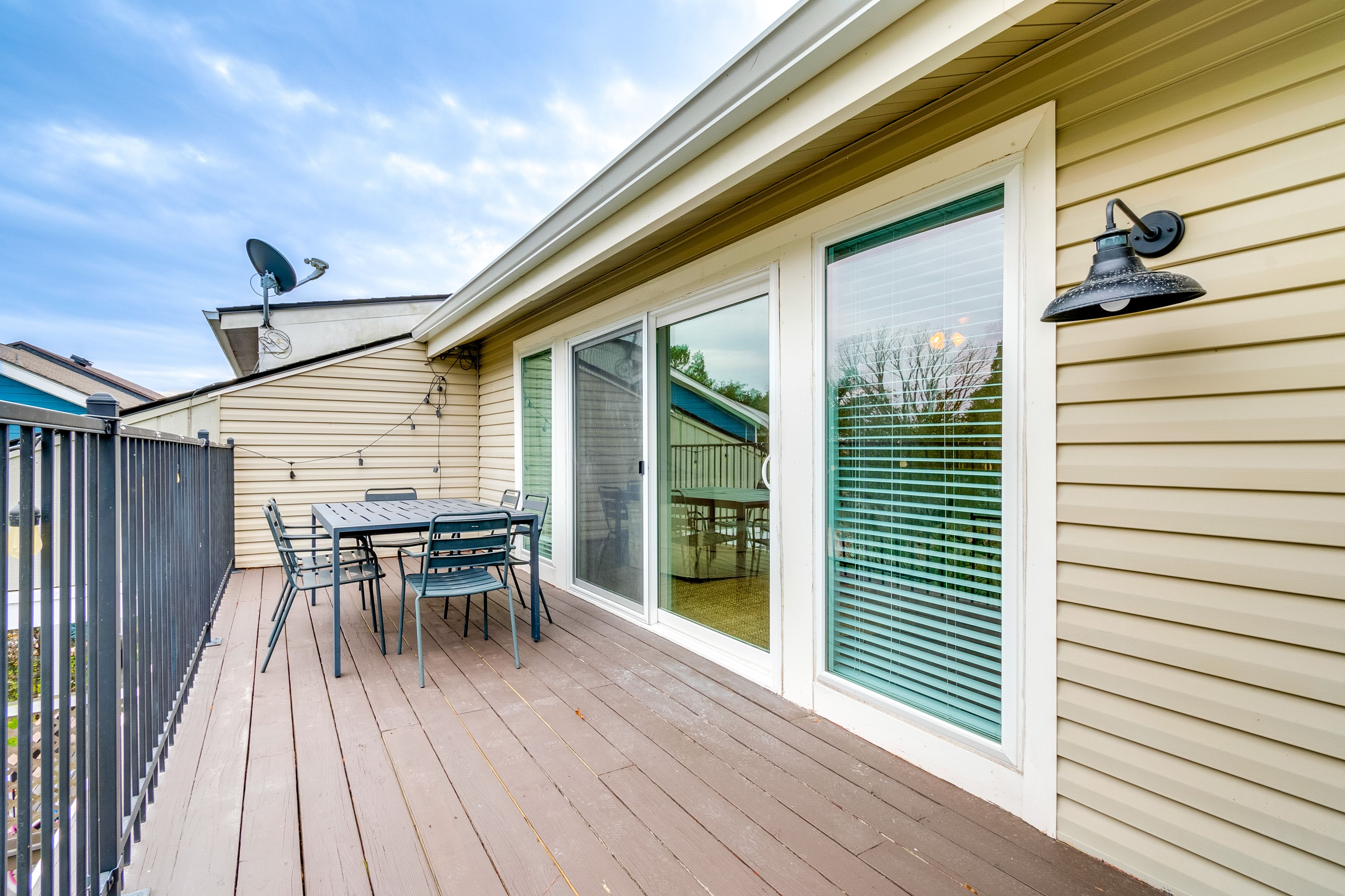 Deck | Outdoor Dining Area