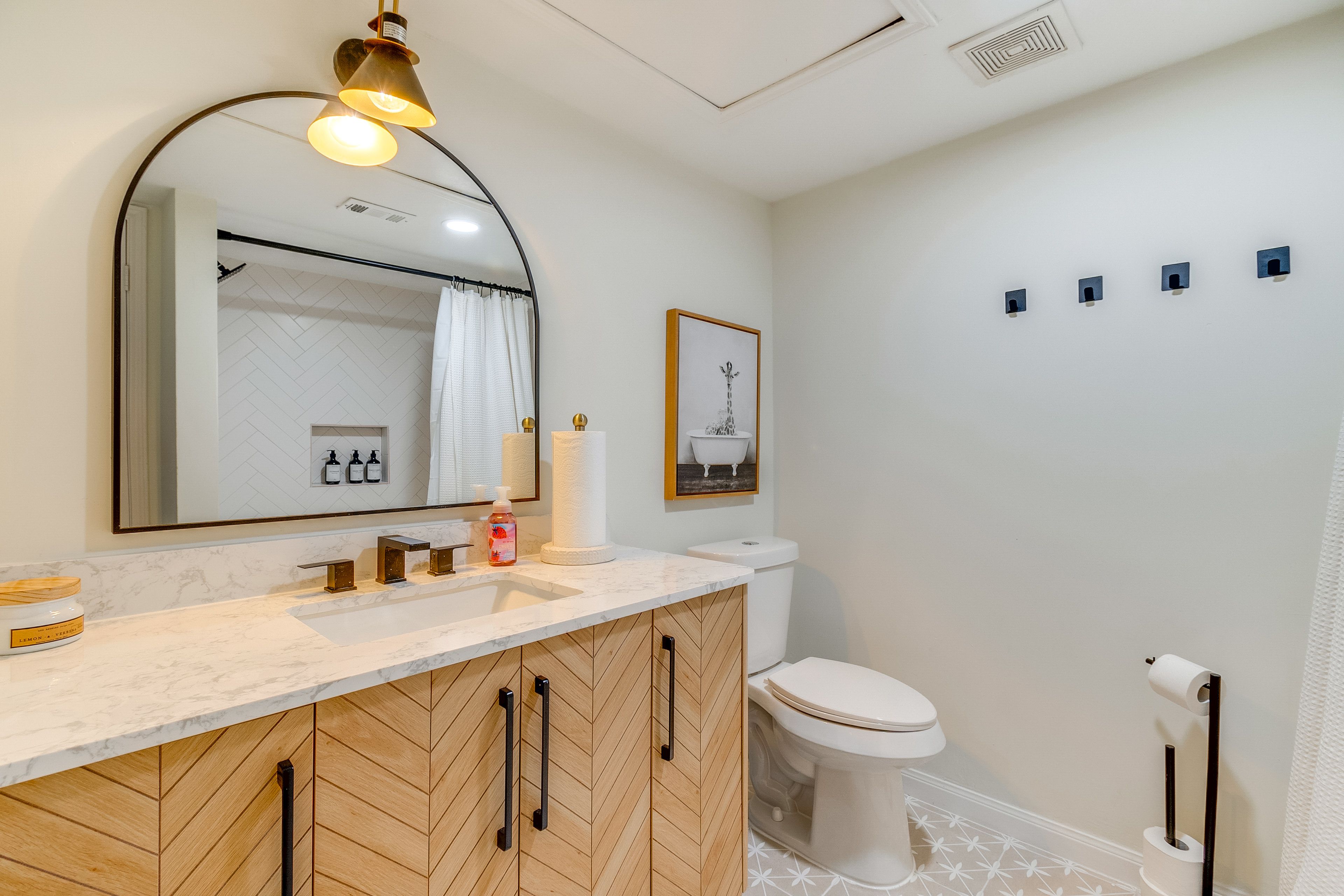 Full Bathroom | Bathtub/Shower | 1st Floor