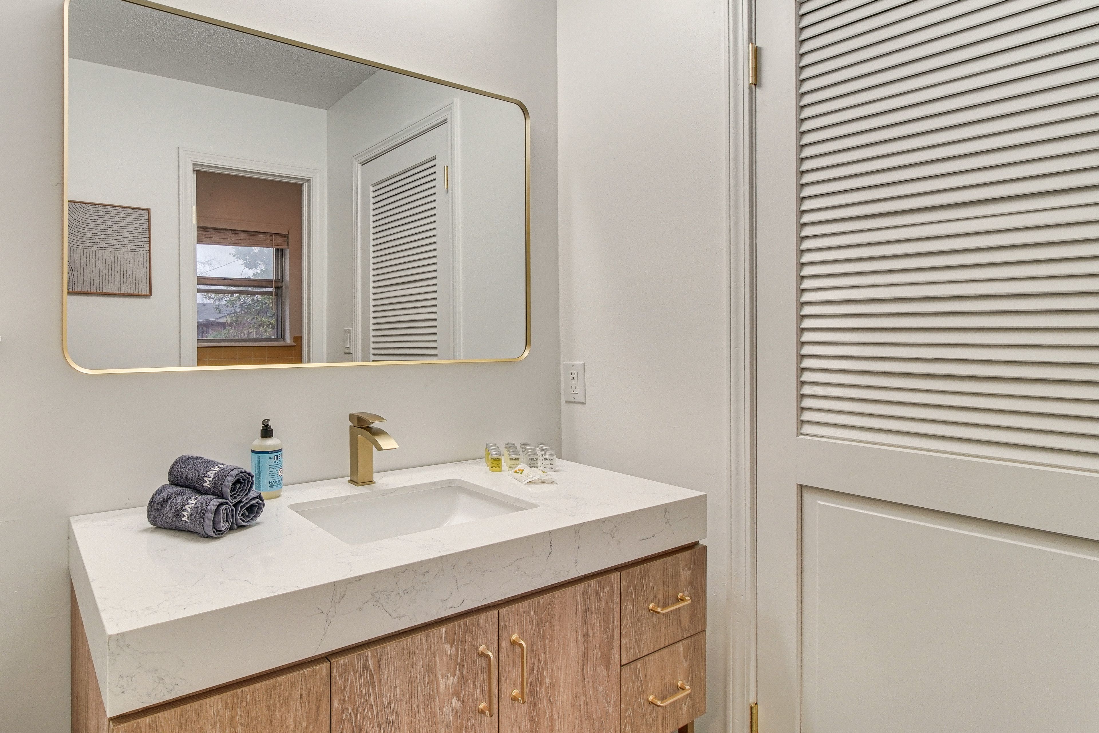 Full Bathroom | Towels Provided