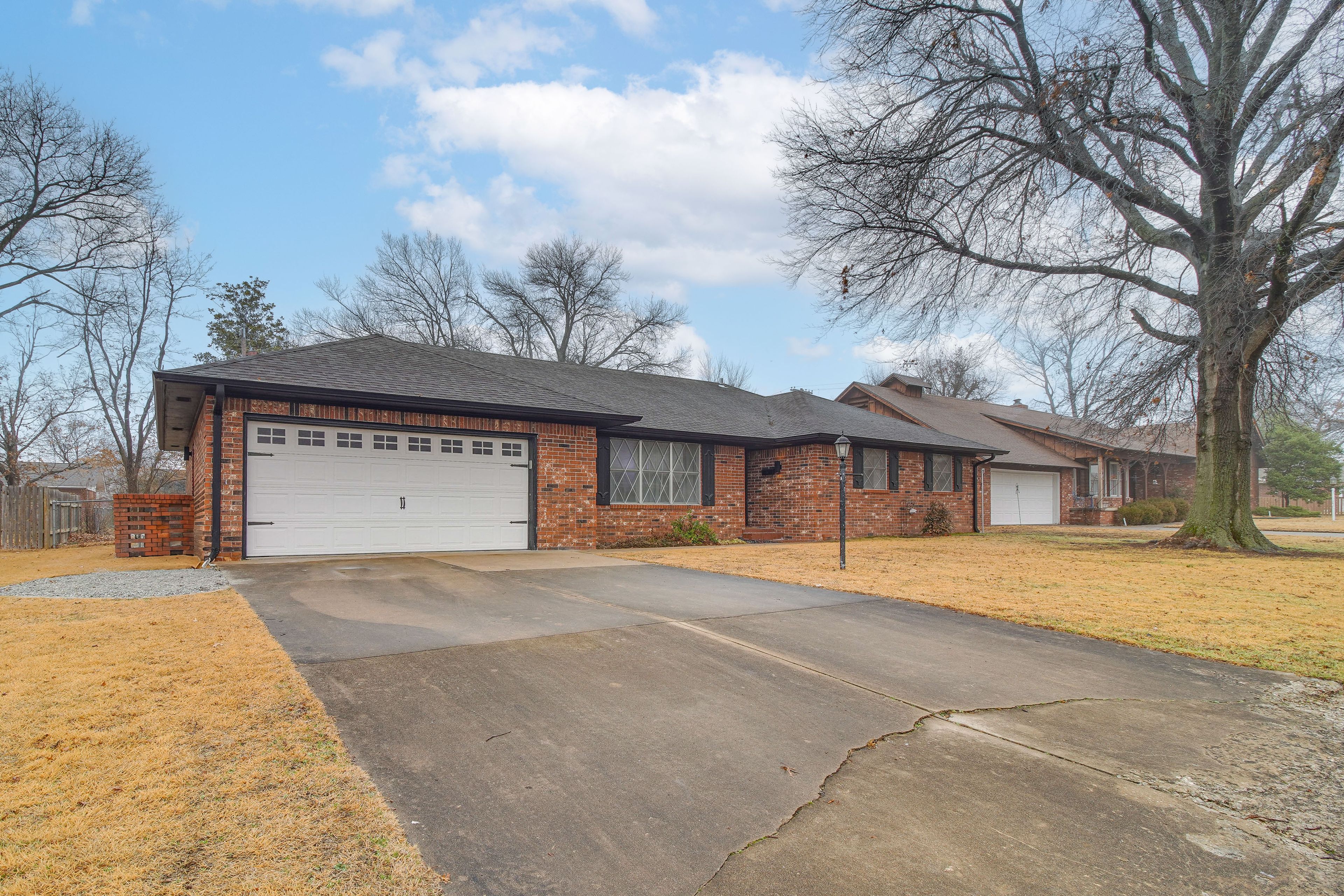 Home Exterior | Parking | Driveway (2 Vehicles) | Boat Trailer Parking