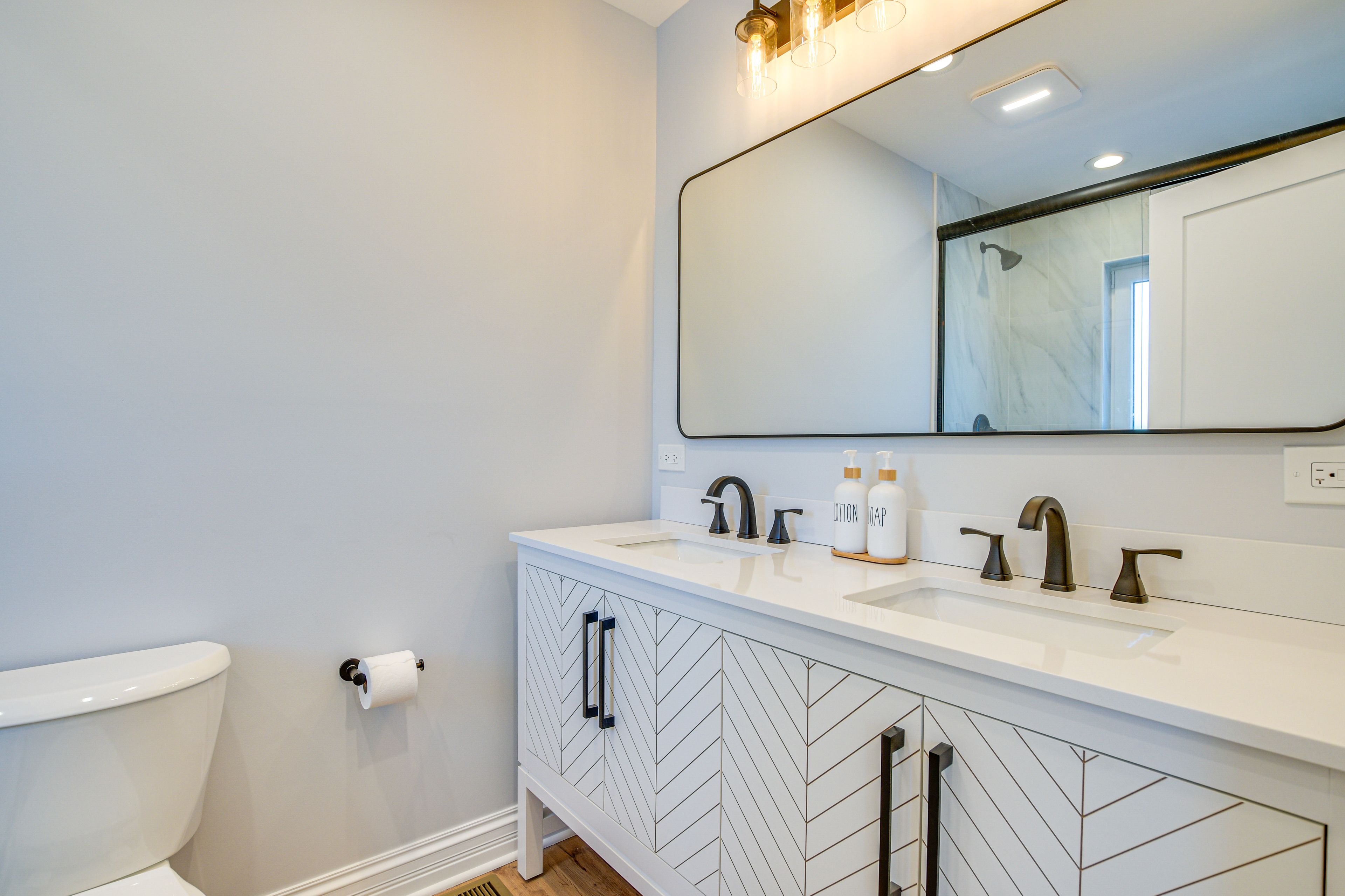 Full Bathroom | Towels Provided | 2nd Floor