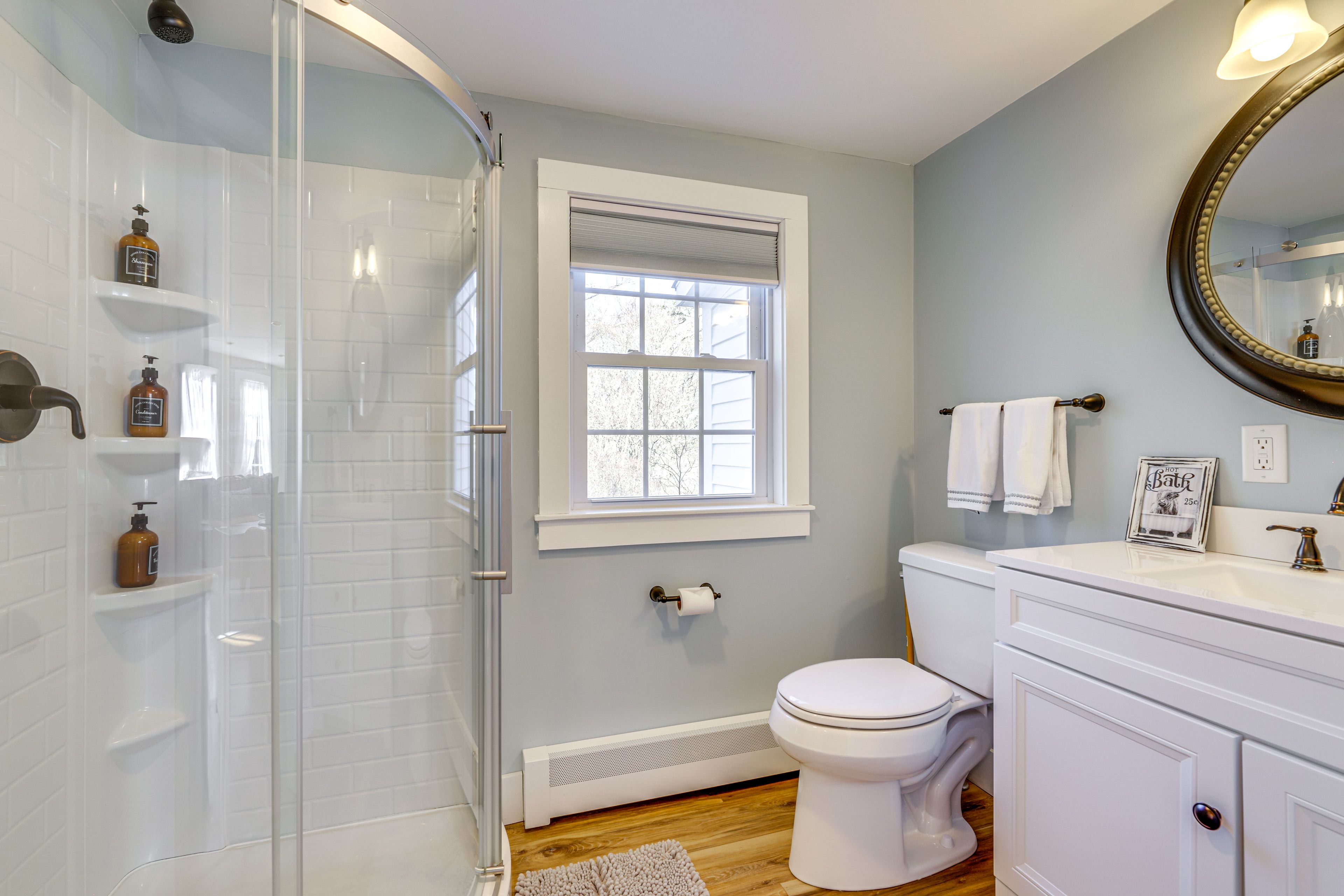 Full Bathroom | 1st Floor | Towels Provided