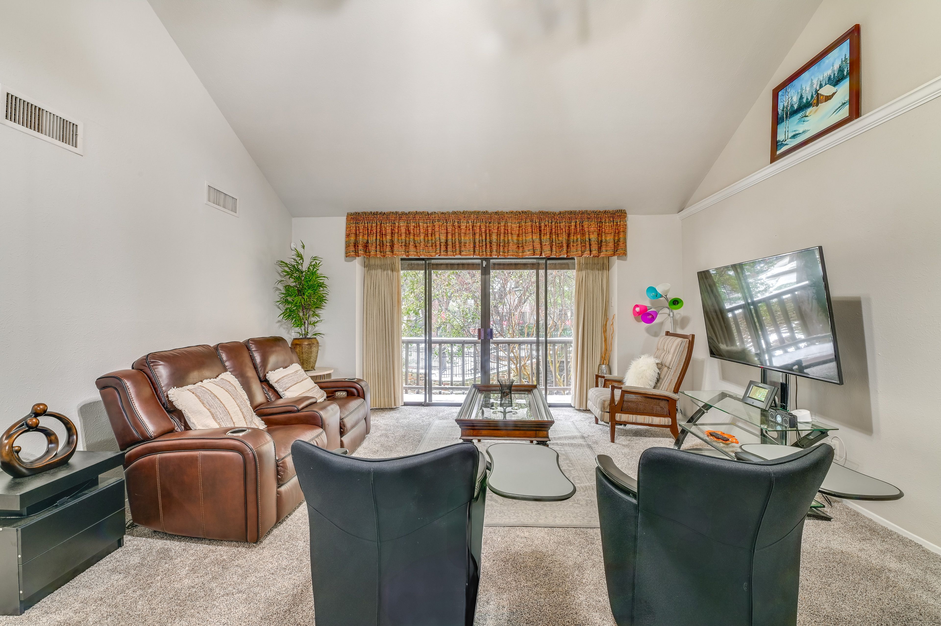 Irving Vacation Rental | 2BR | 2BA | Stairs Required | 1,120 Sq Ft