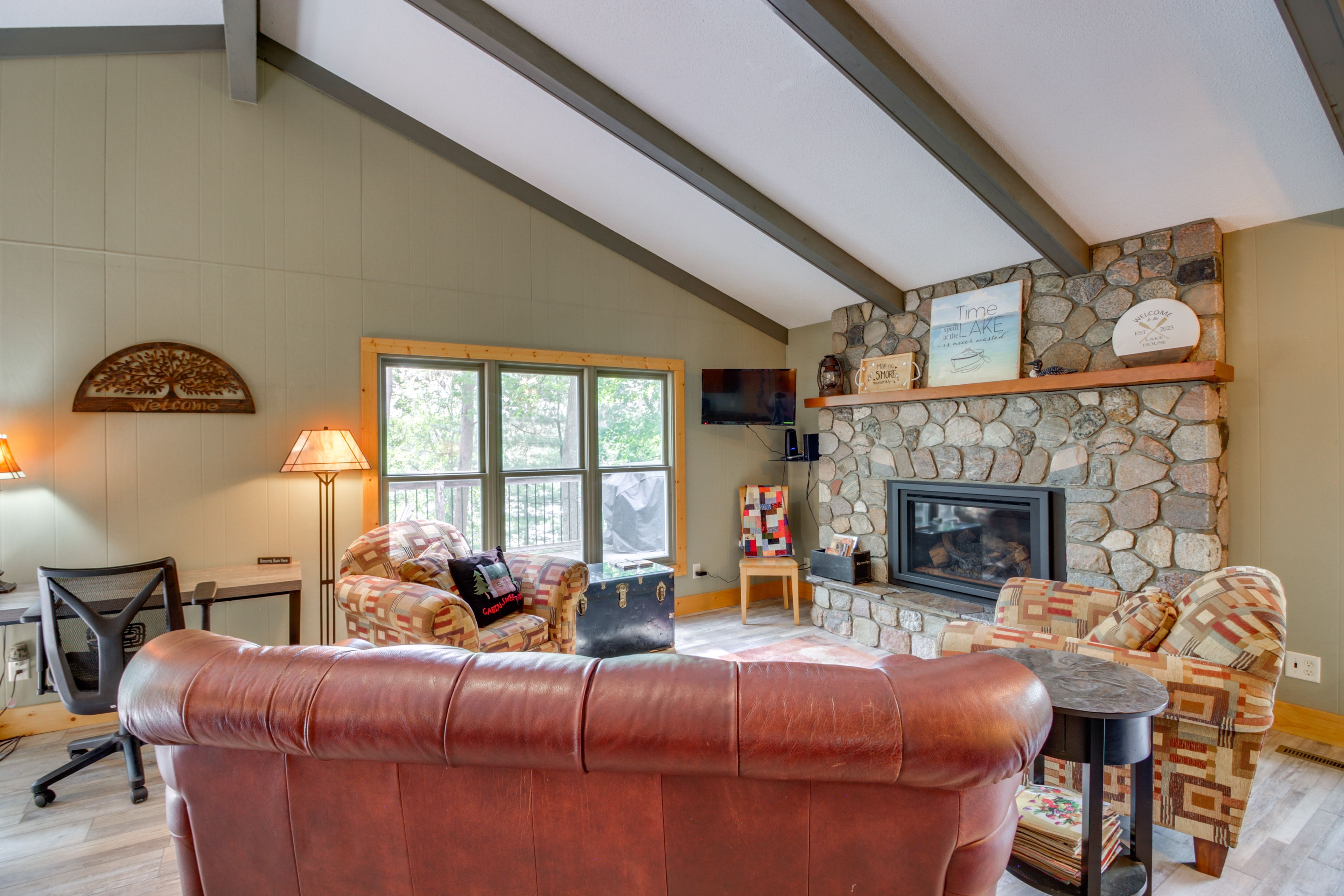 Living Room | Smart TV | Fireplace | Main Level