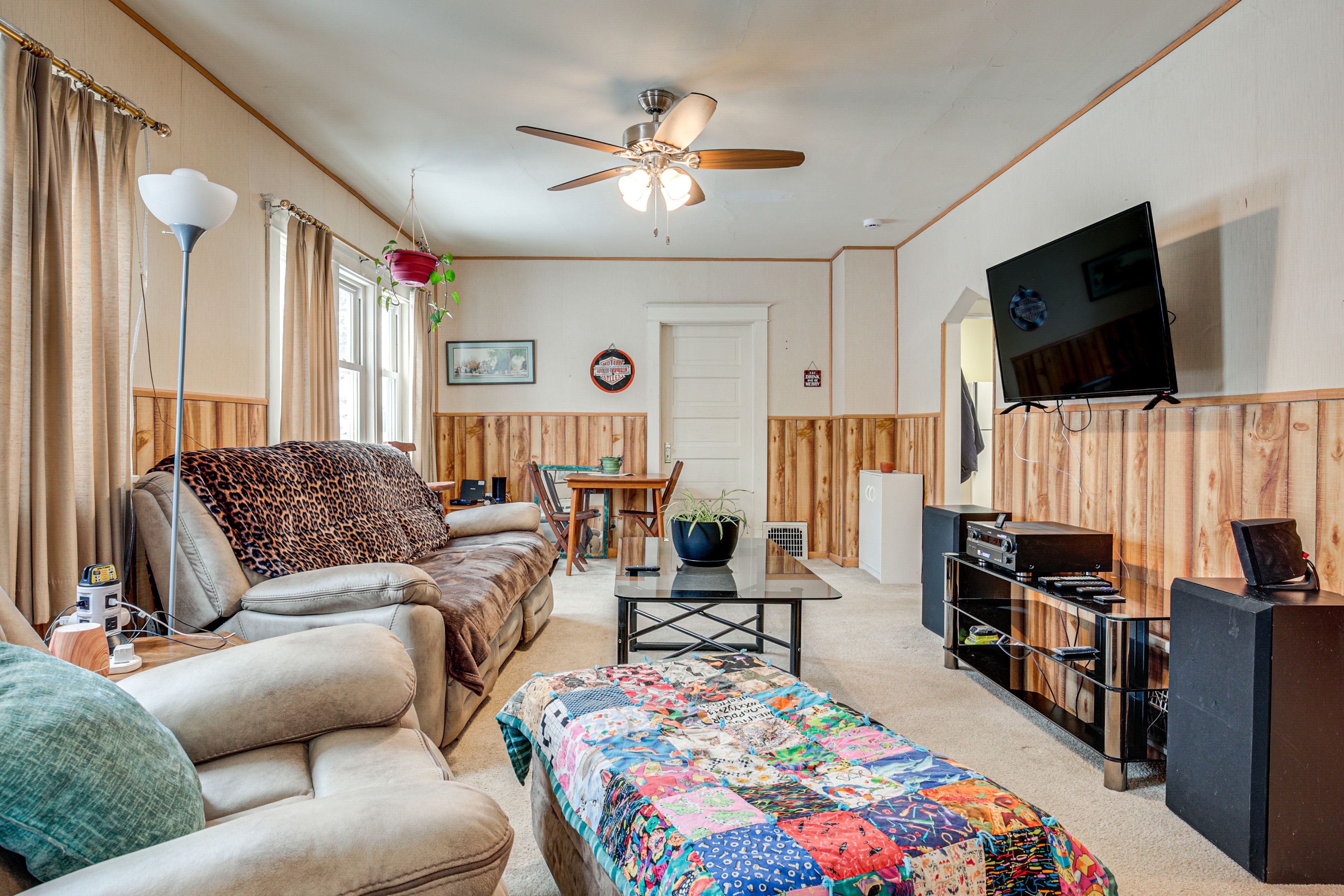 Living Room | Smart TV | Free WiFi