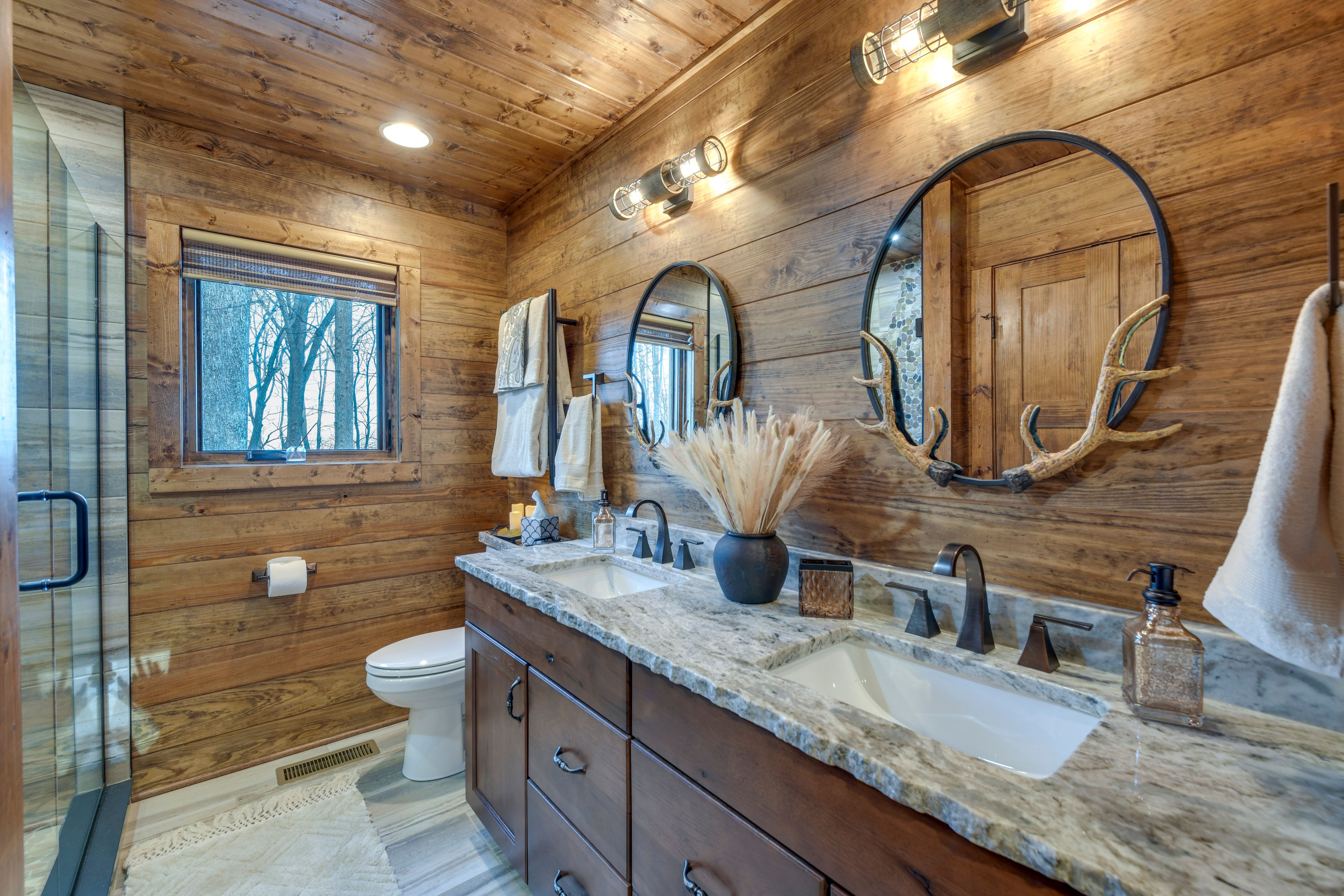 Full Bathroom | 1st Floor | Towels Provided