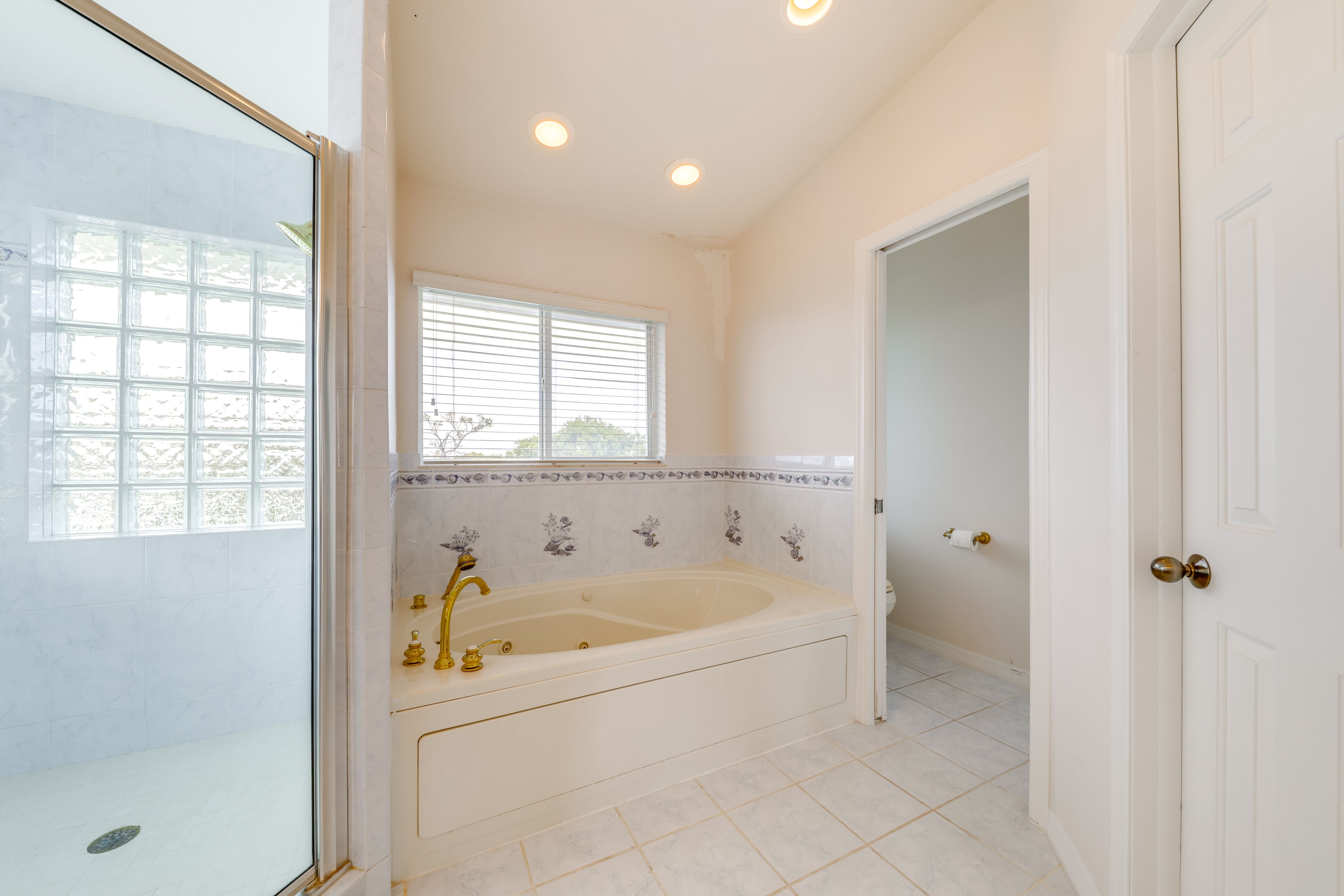Full Bathroom | 3rd Floor | Jetted Tub | Walk-In Closet