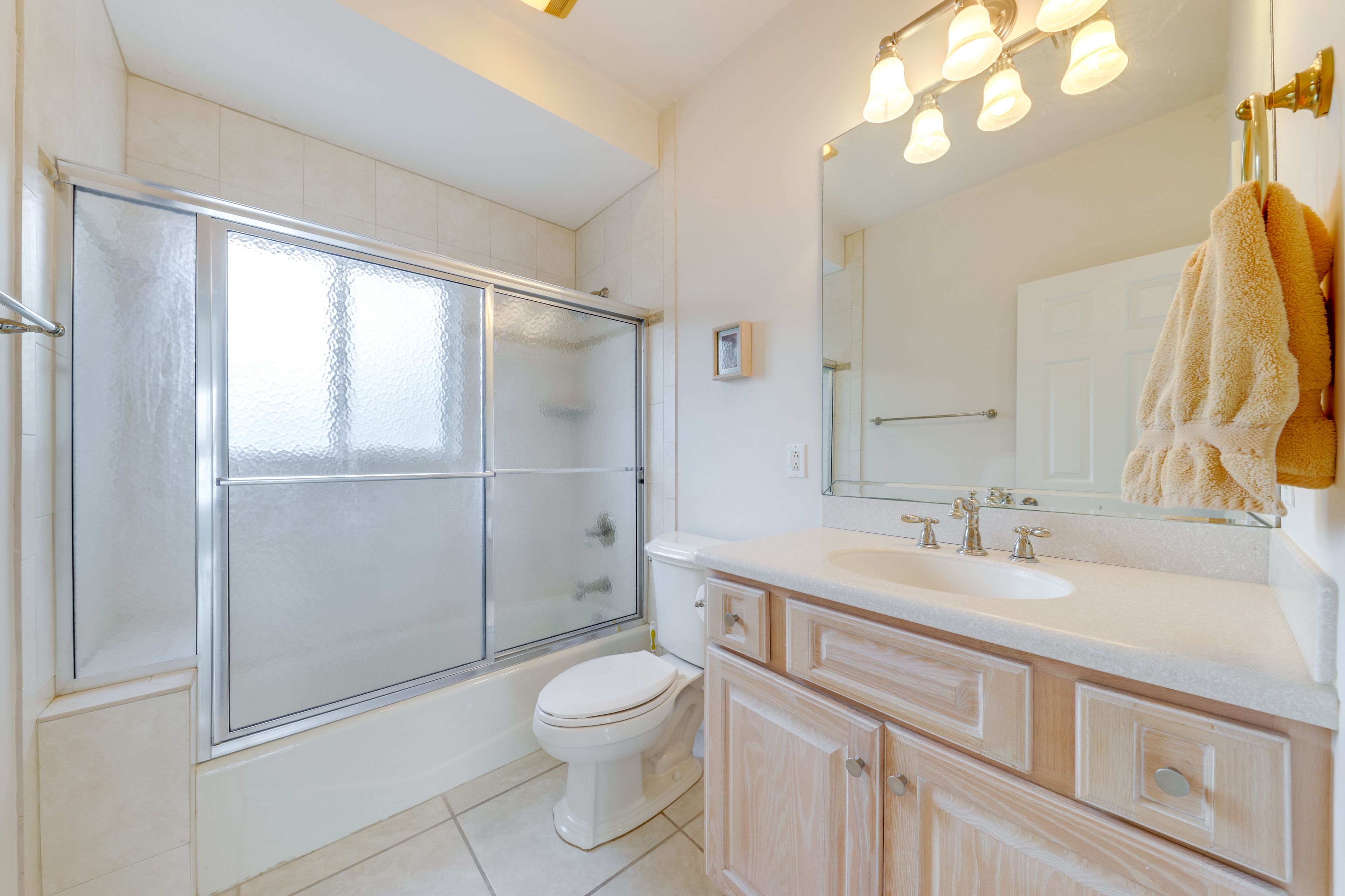 Full Bathroom | 2nd Floor | Towels Provided | Hair Dryer