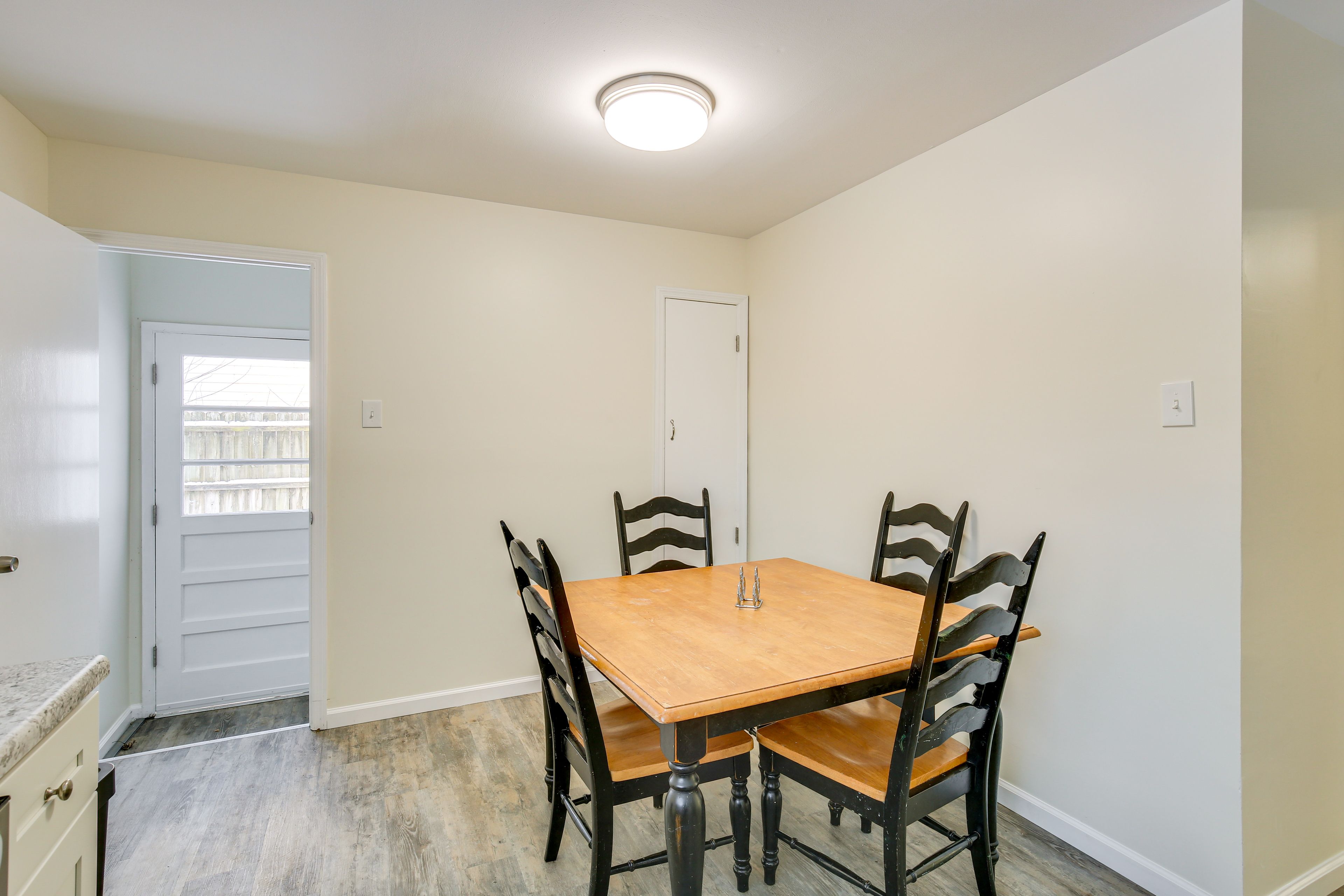 Dining Area | Dishware & Flatware Provided