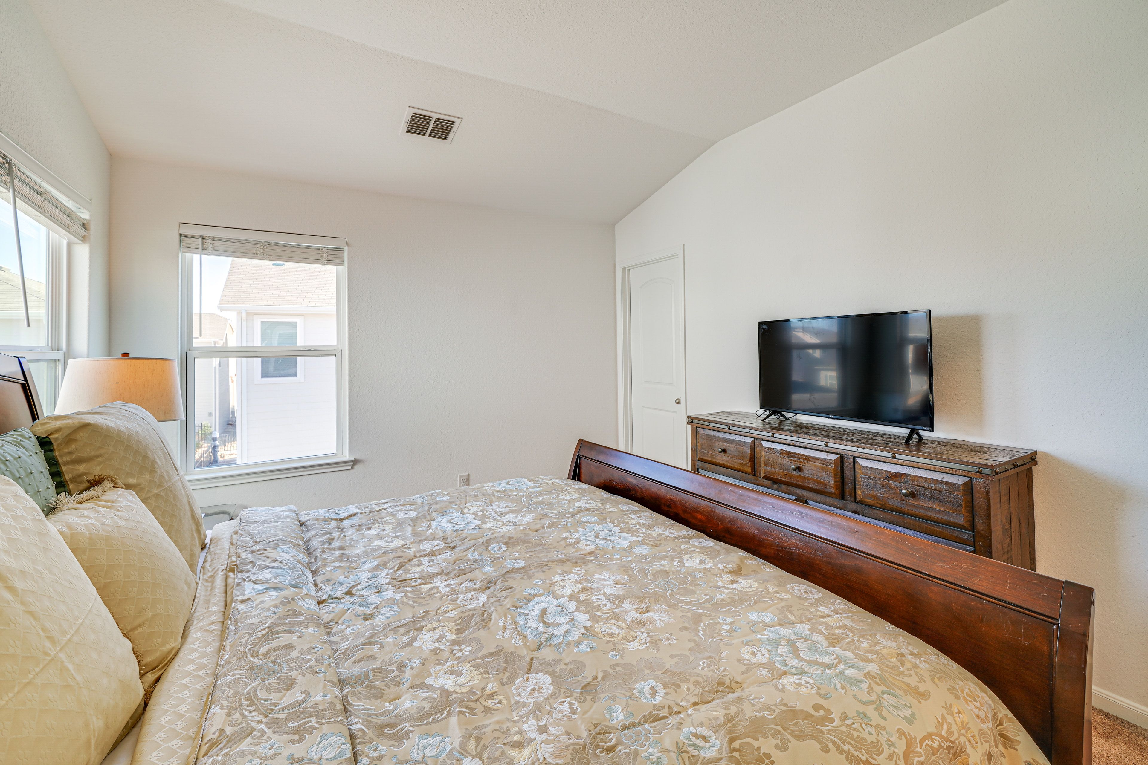 Bedroom 1 | King Bed | 2nd Floor | Smart TV | En-Suite Bathroom
