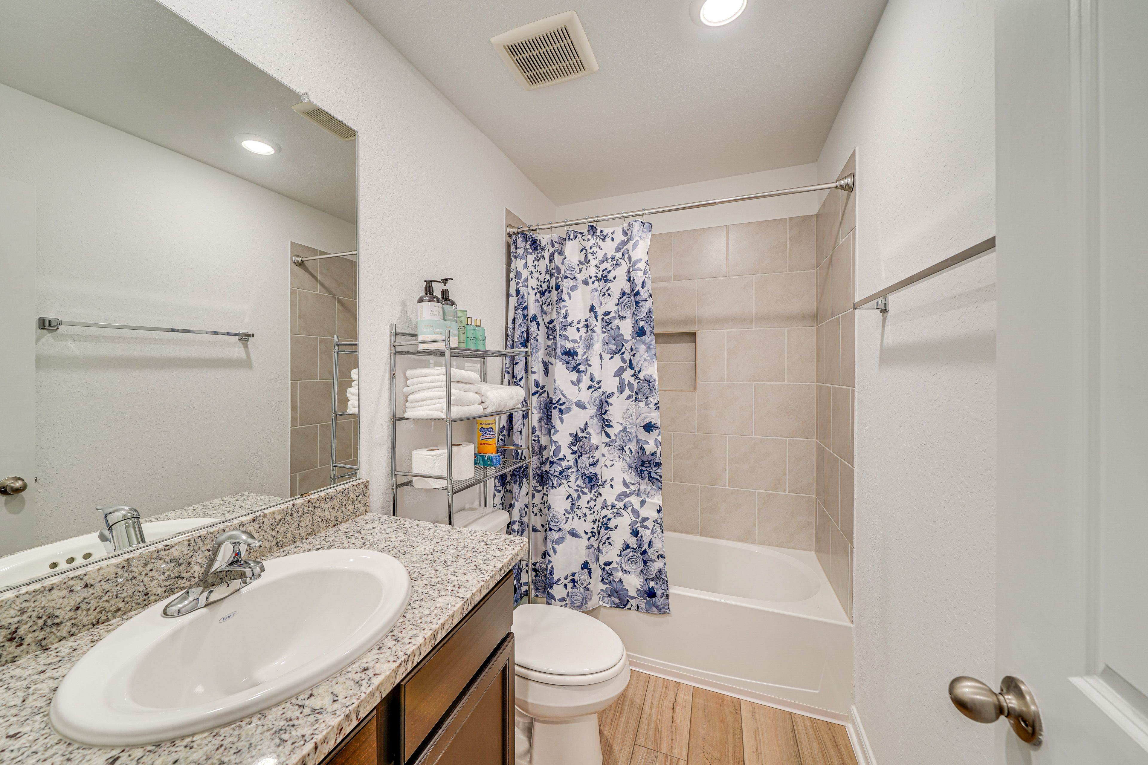 Full Bathroom | 2nd Floor