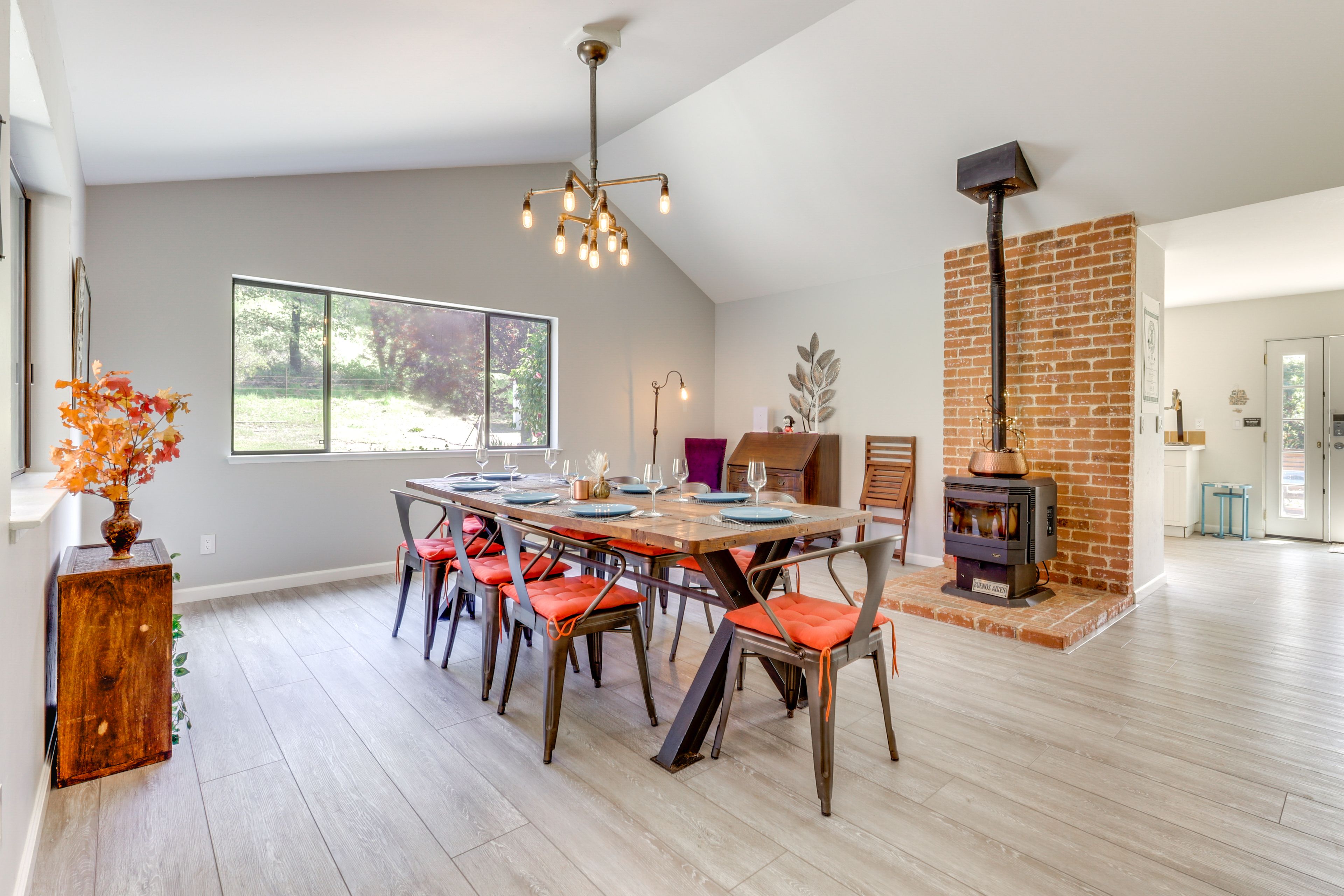 Dining Area | Dishware/Flatware Provided