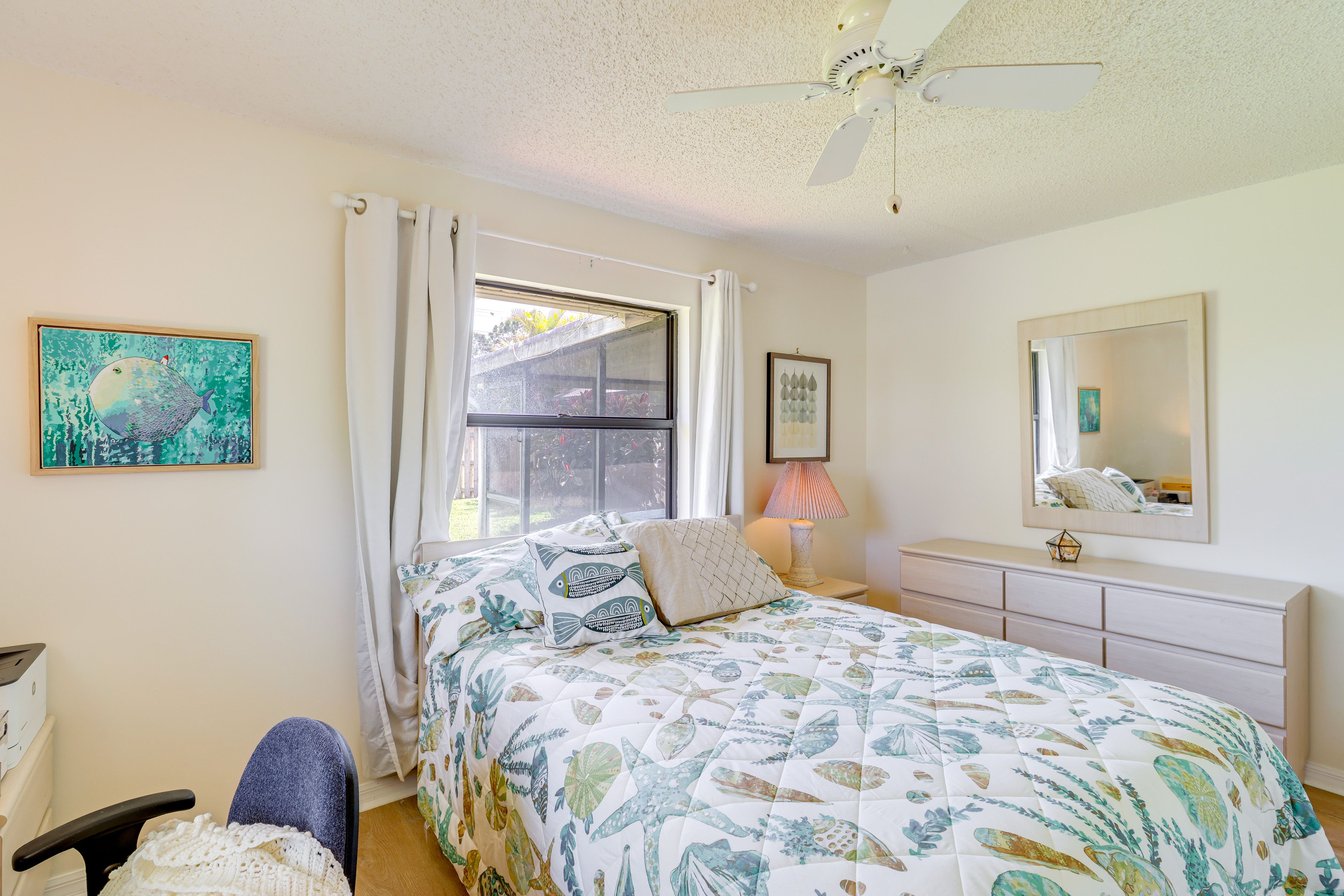 Bedroom 2 | Queen Bed | Desk