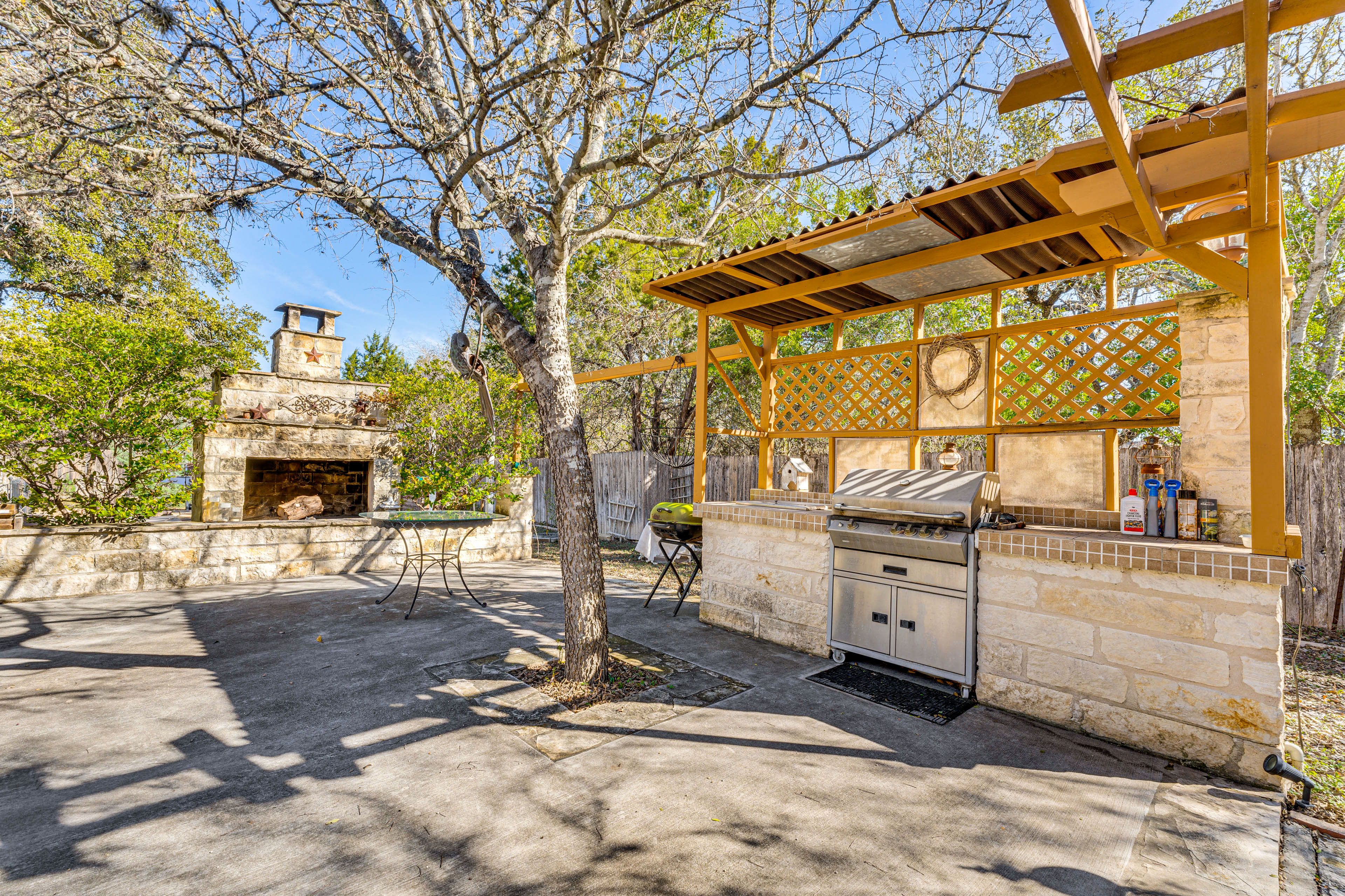 Outdoor Kitchen | Gas & Charcoal Grills | Fireplace