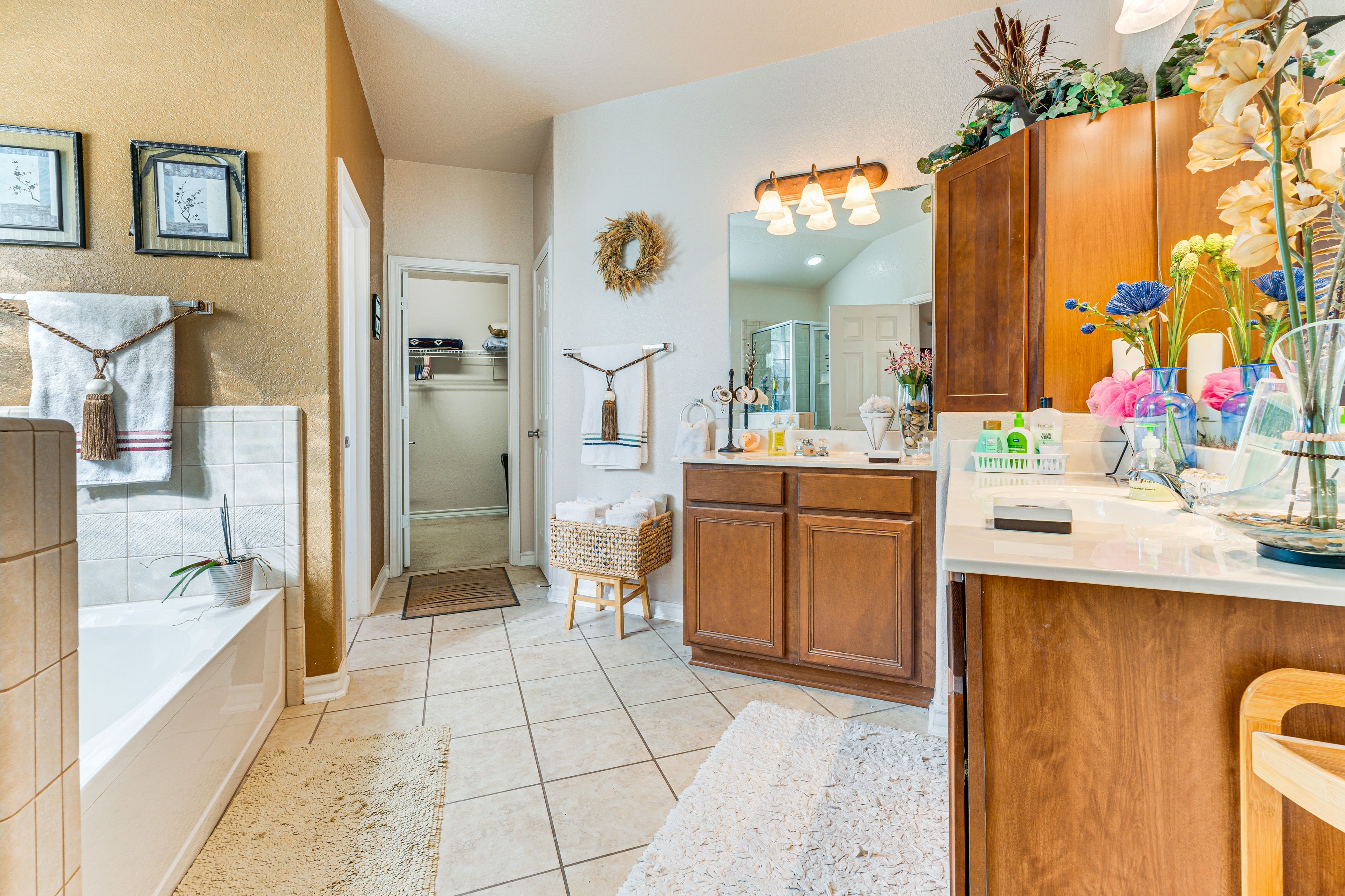 En-Suite Bathroom | Towels & Linens Provided | Walk-In Closet