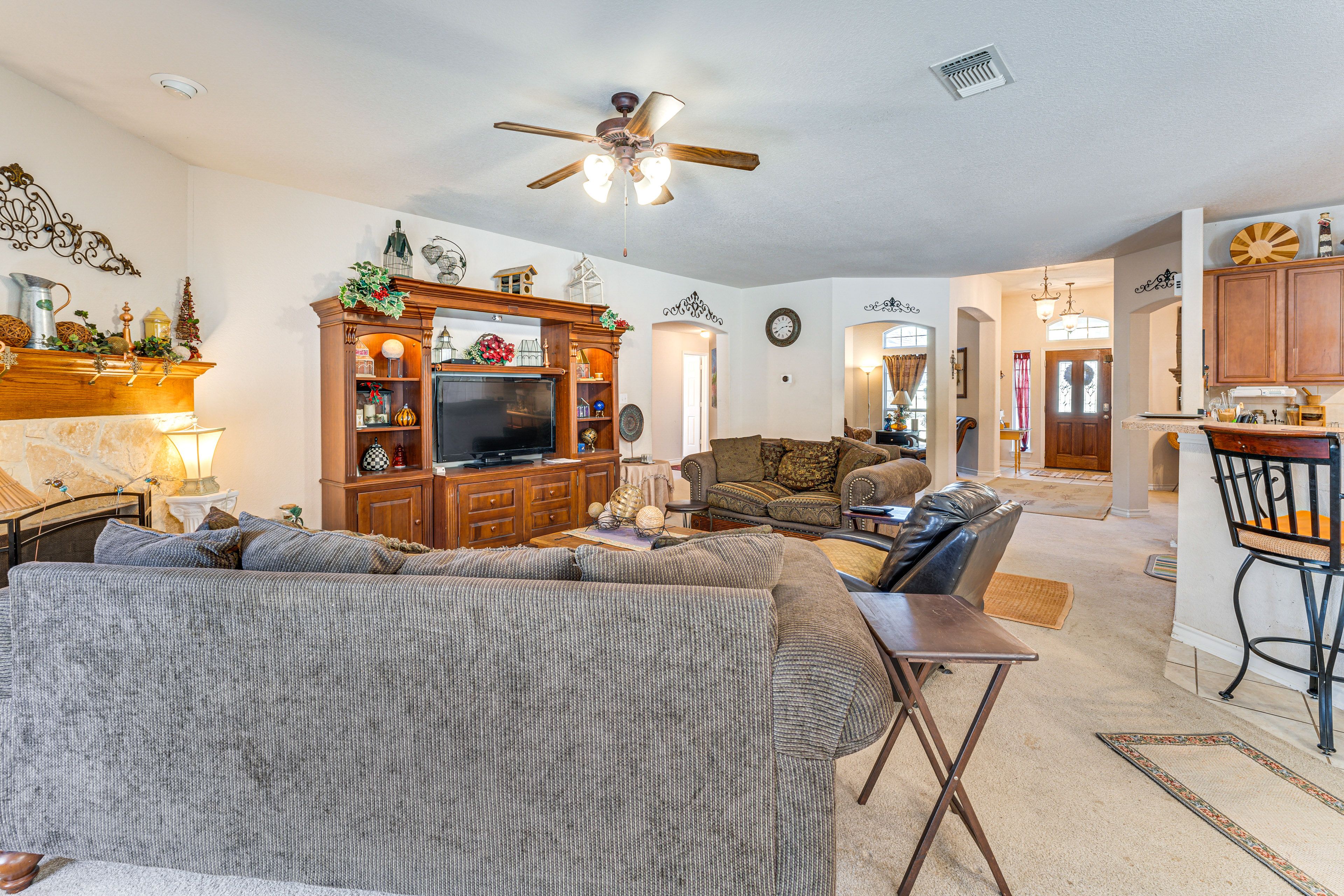 Living Room | Smart TV | Fireplace | Free WiFi | Central A/C & Heating