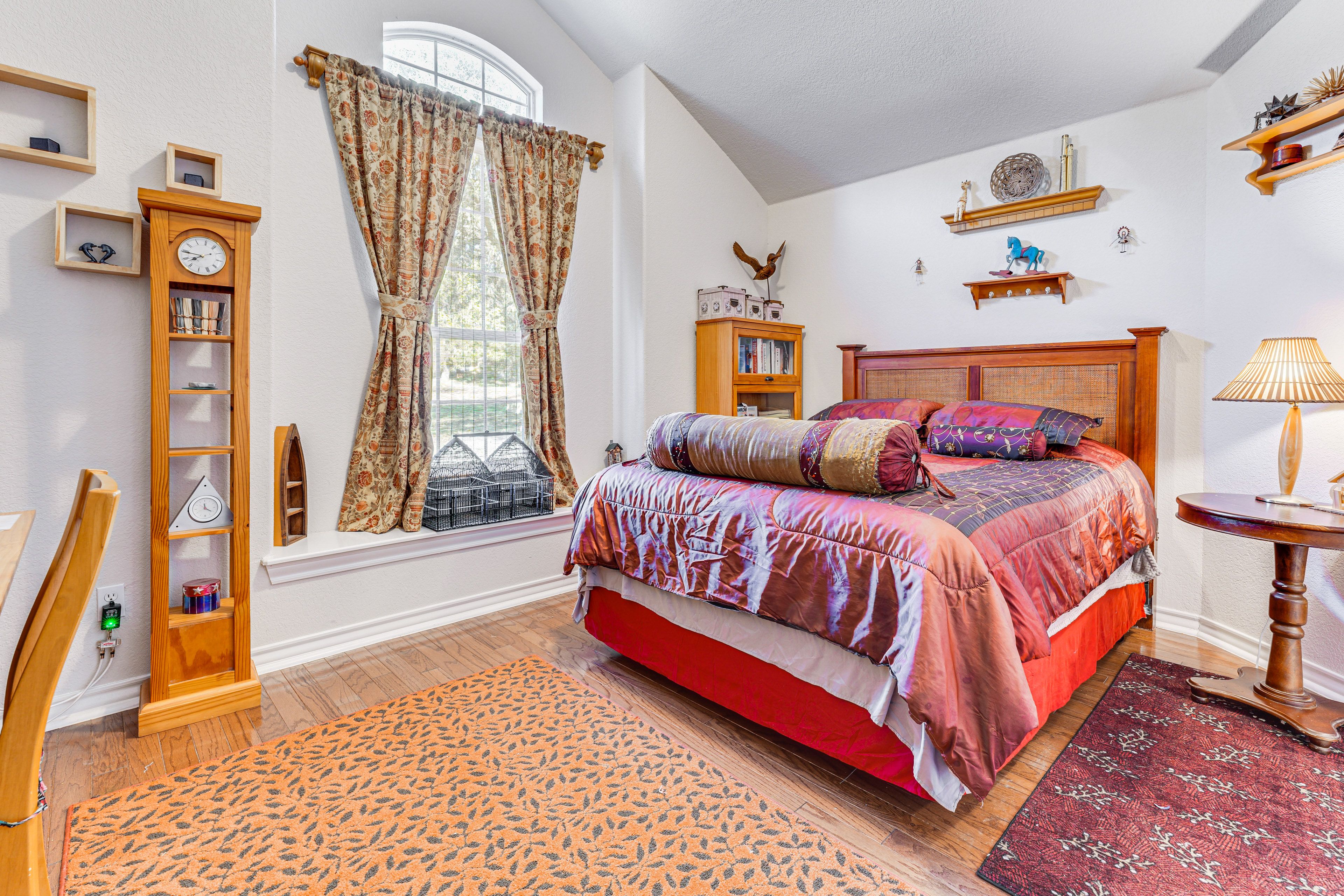 Bedroom 2 | Queen Bed | Desk