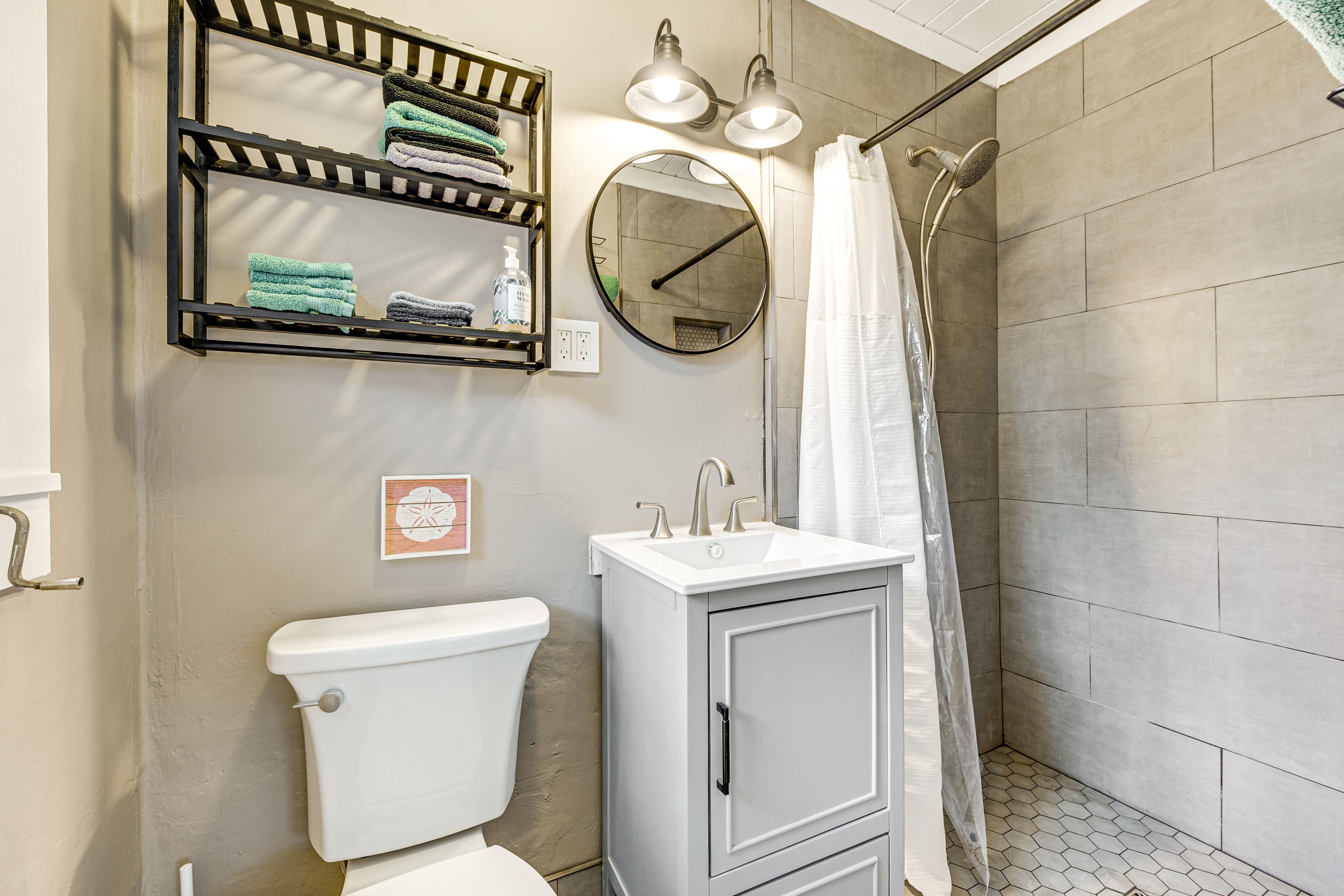Full Bathroom | Towels Provided
