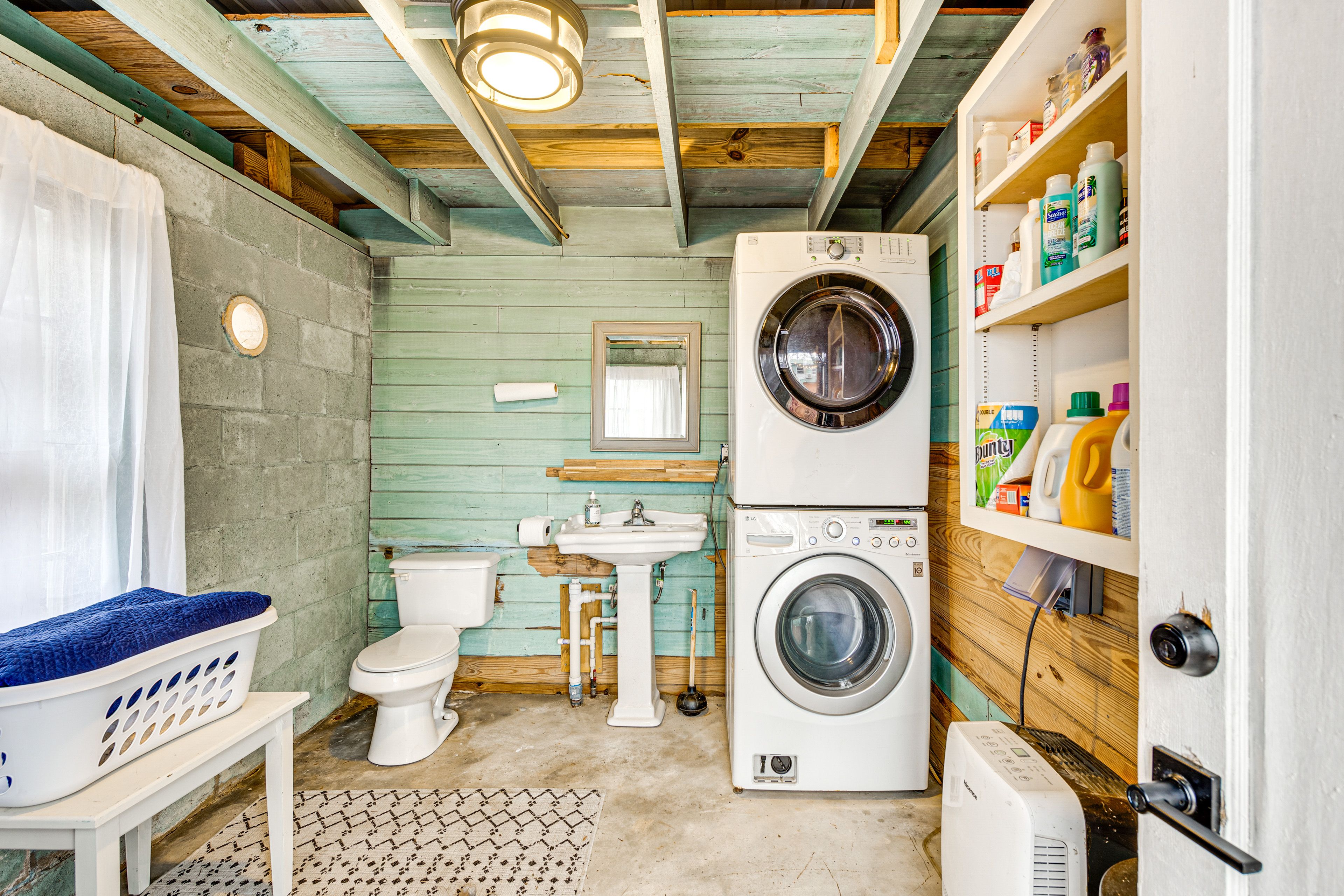 Detached Half Bathroom | Single-Story Garage | 2 Steps to Enter | Washer & Dryer