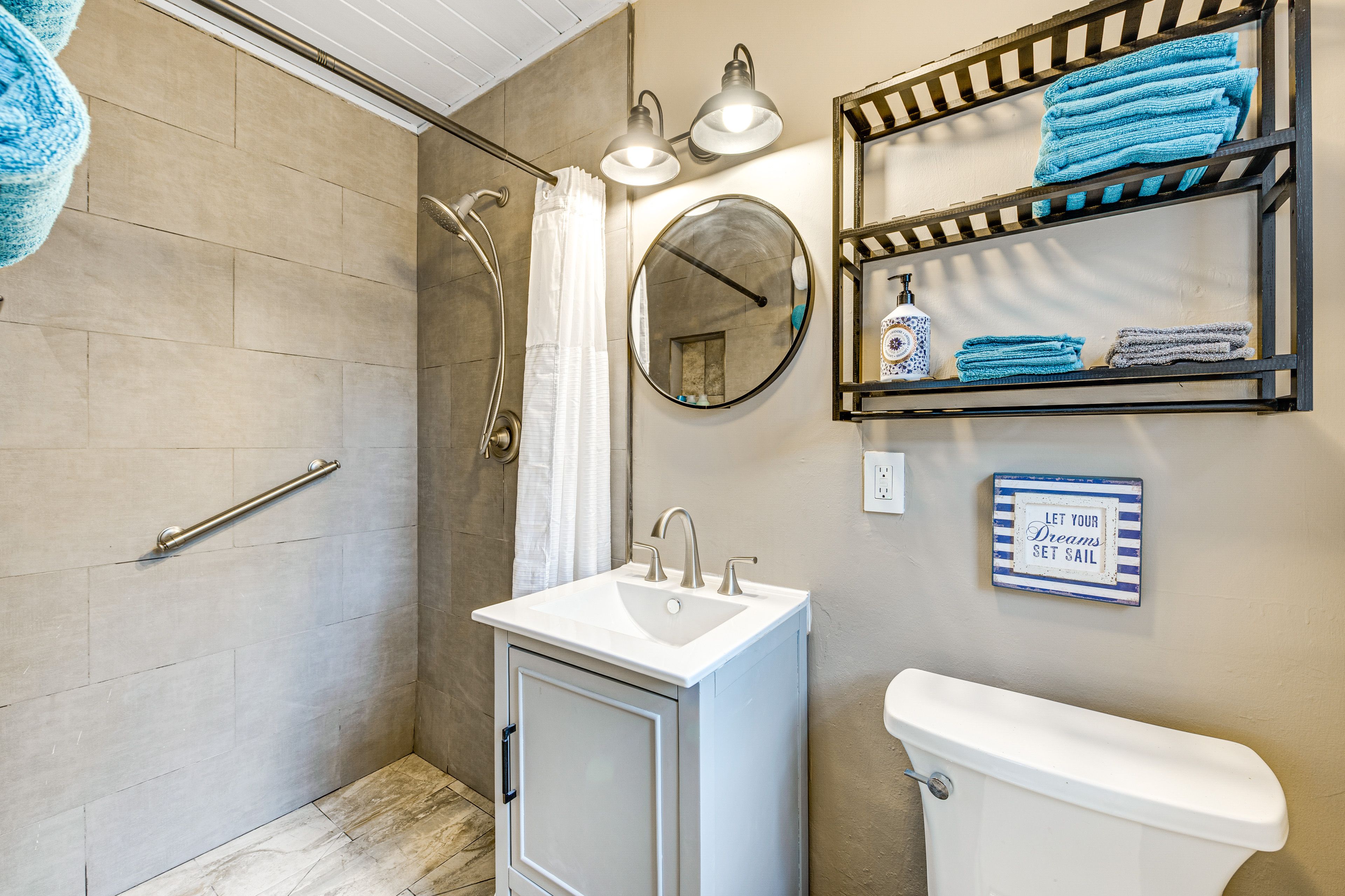 Full Bathroom | Towels Provided