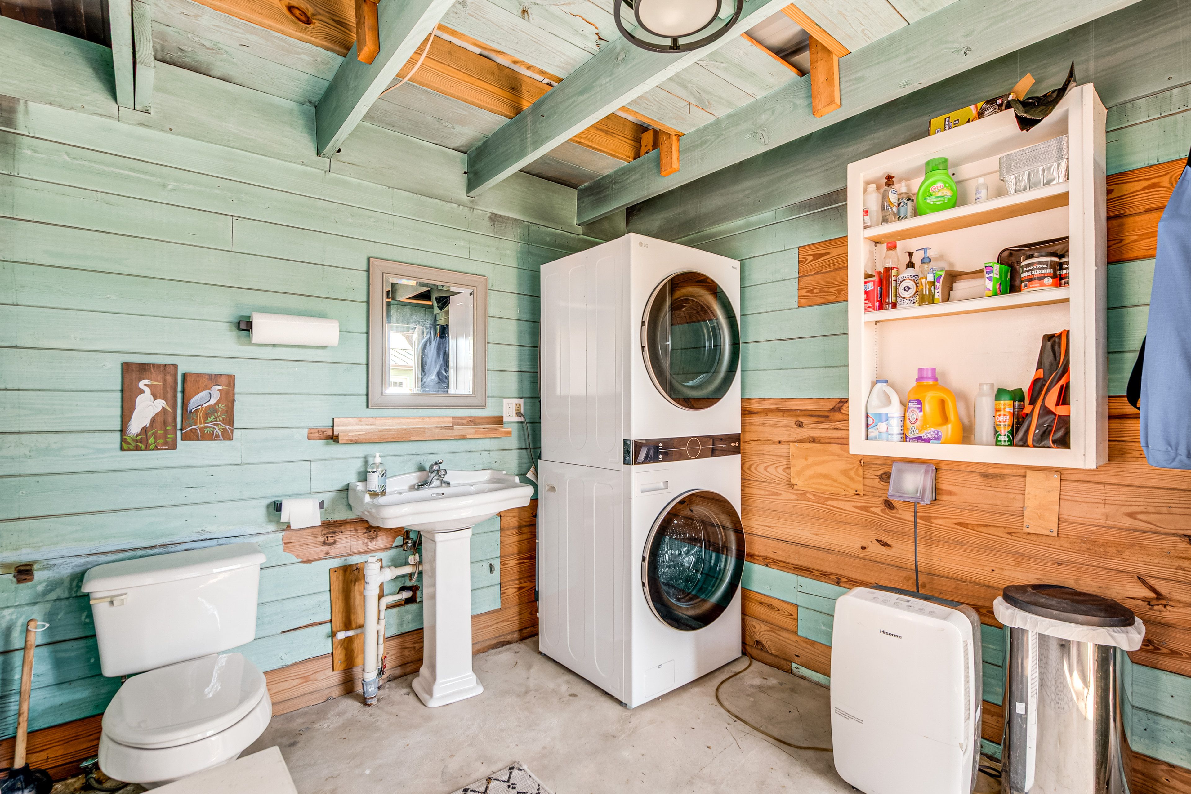 Detached Half Bathroom | Single-Story Garage | 2 Steps to Enter | Washer & Dryer