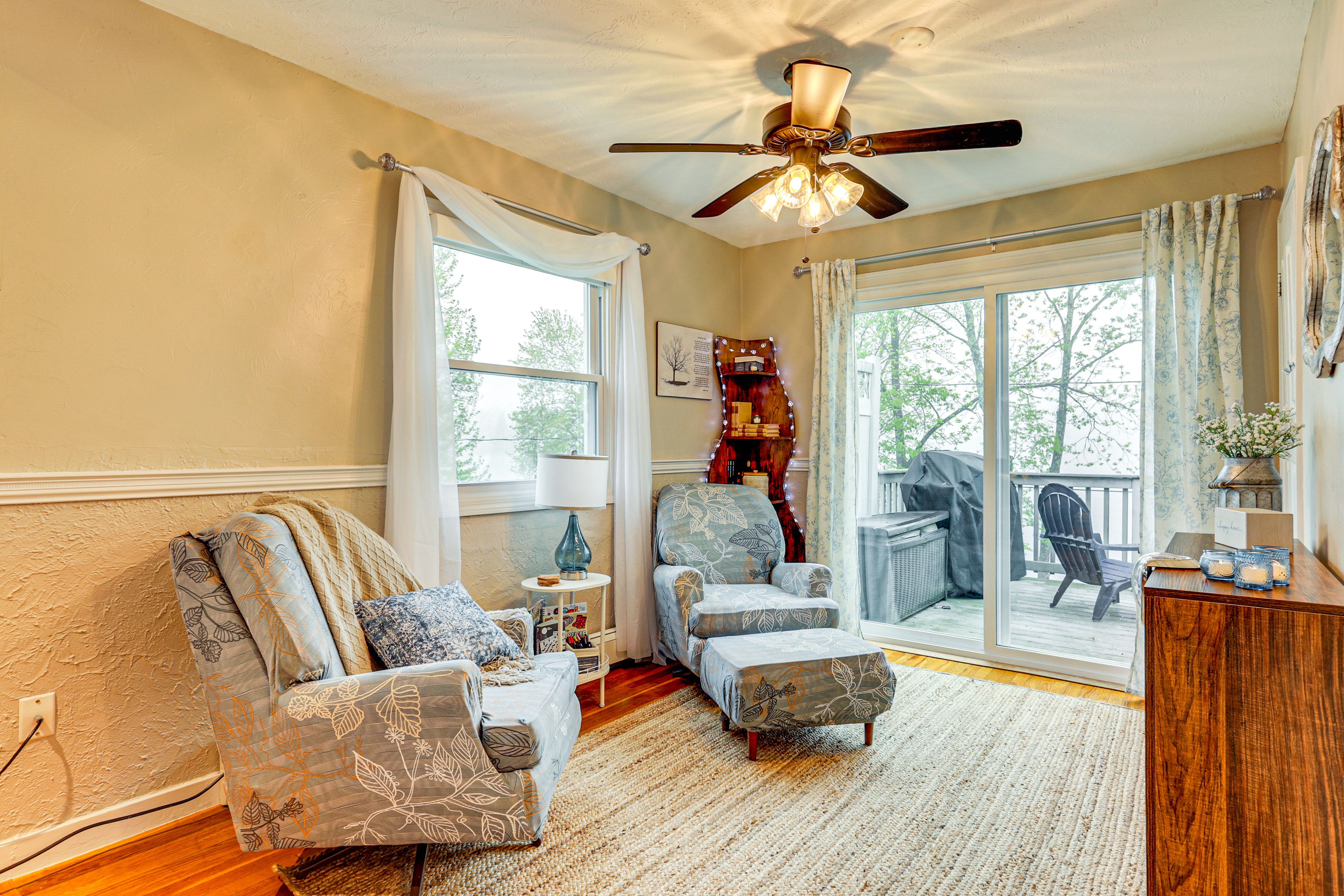 Sitting Area | 1st Floor