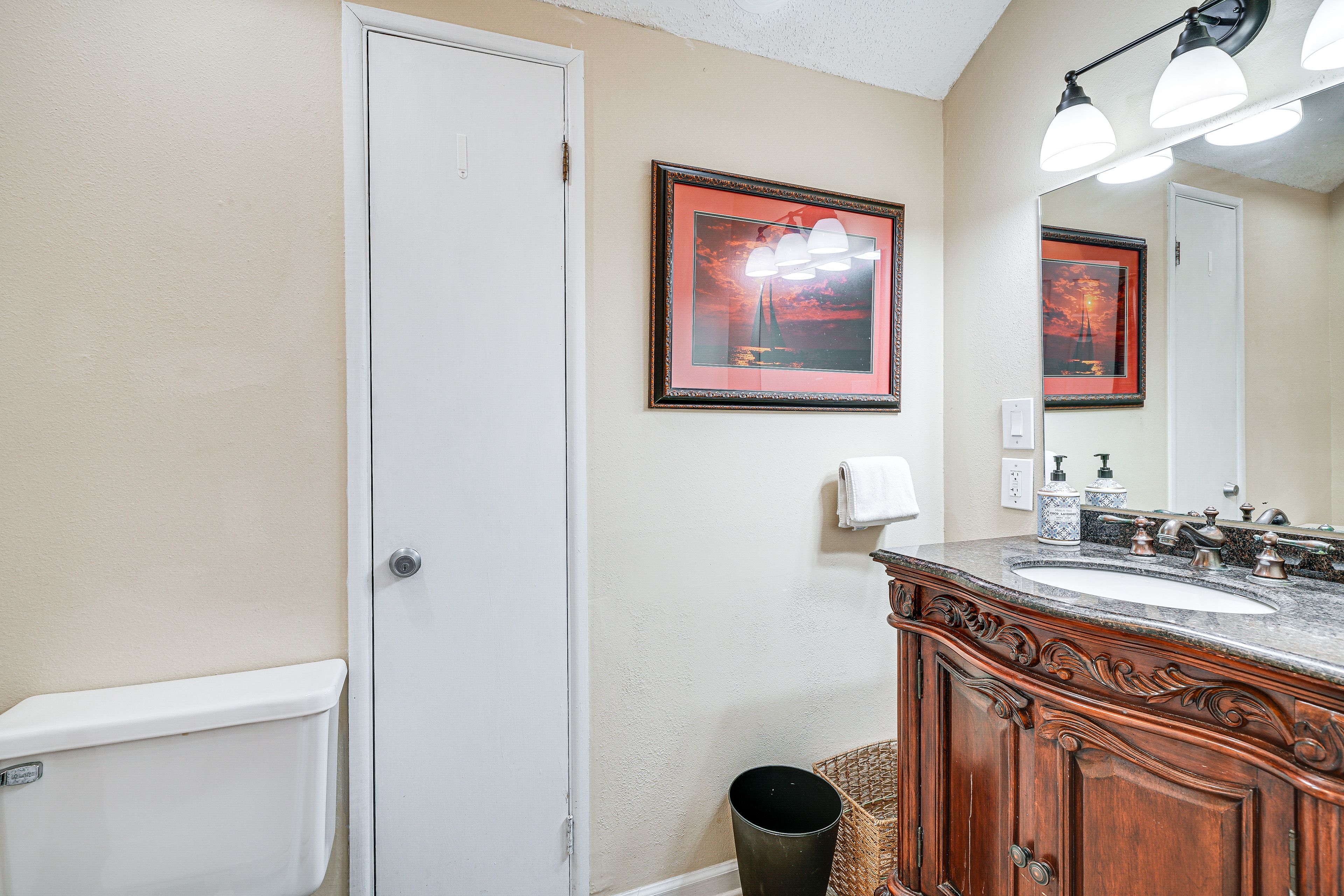 Full Bathroom | 3rd Floor