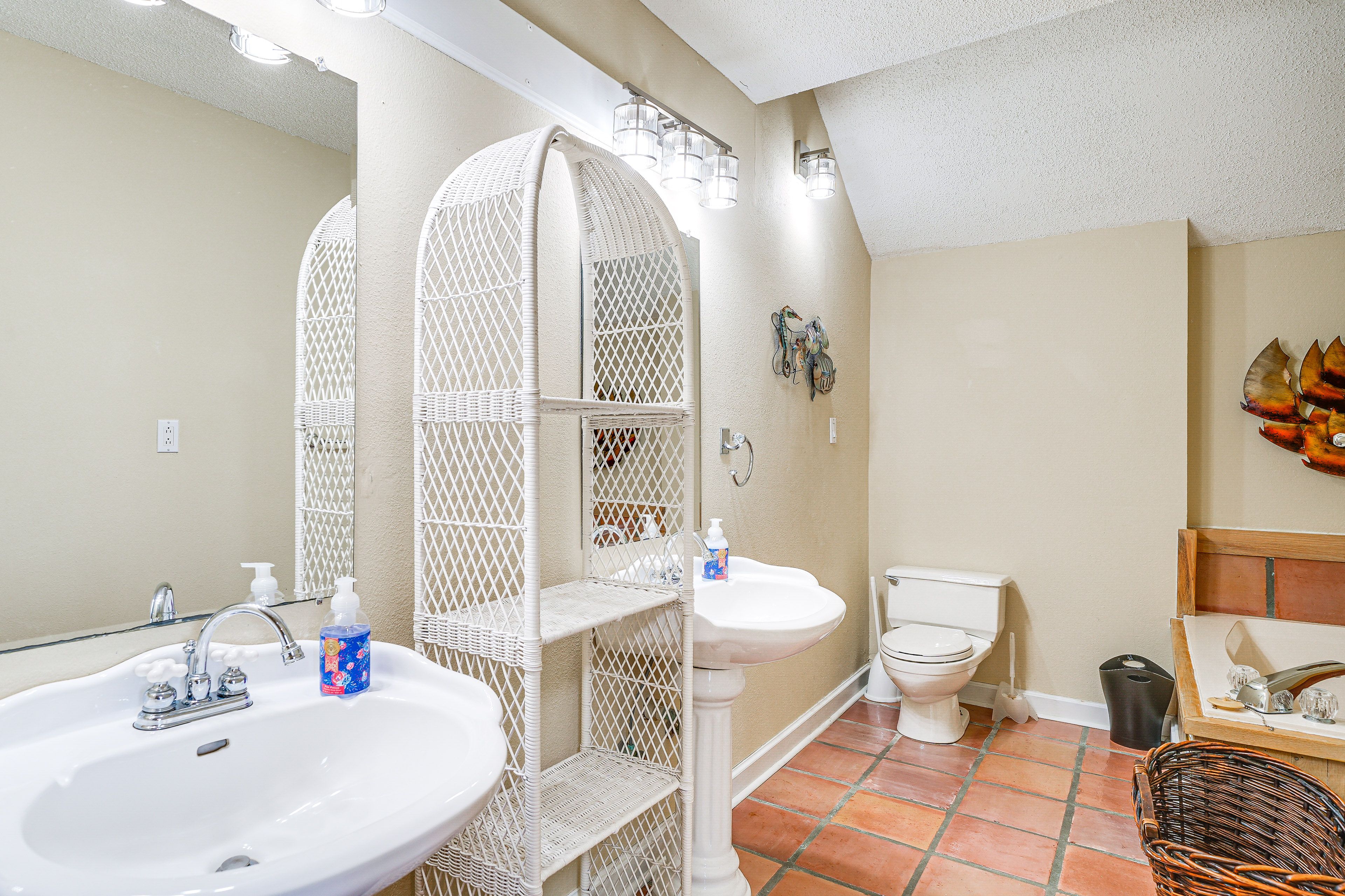 Full Bathroom | 3rd Floor | Complimentary Toiletries