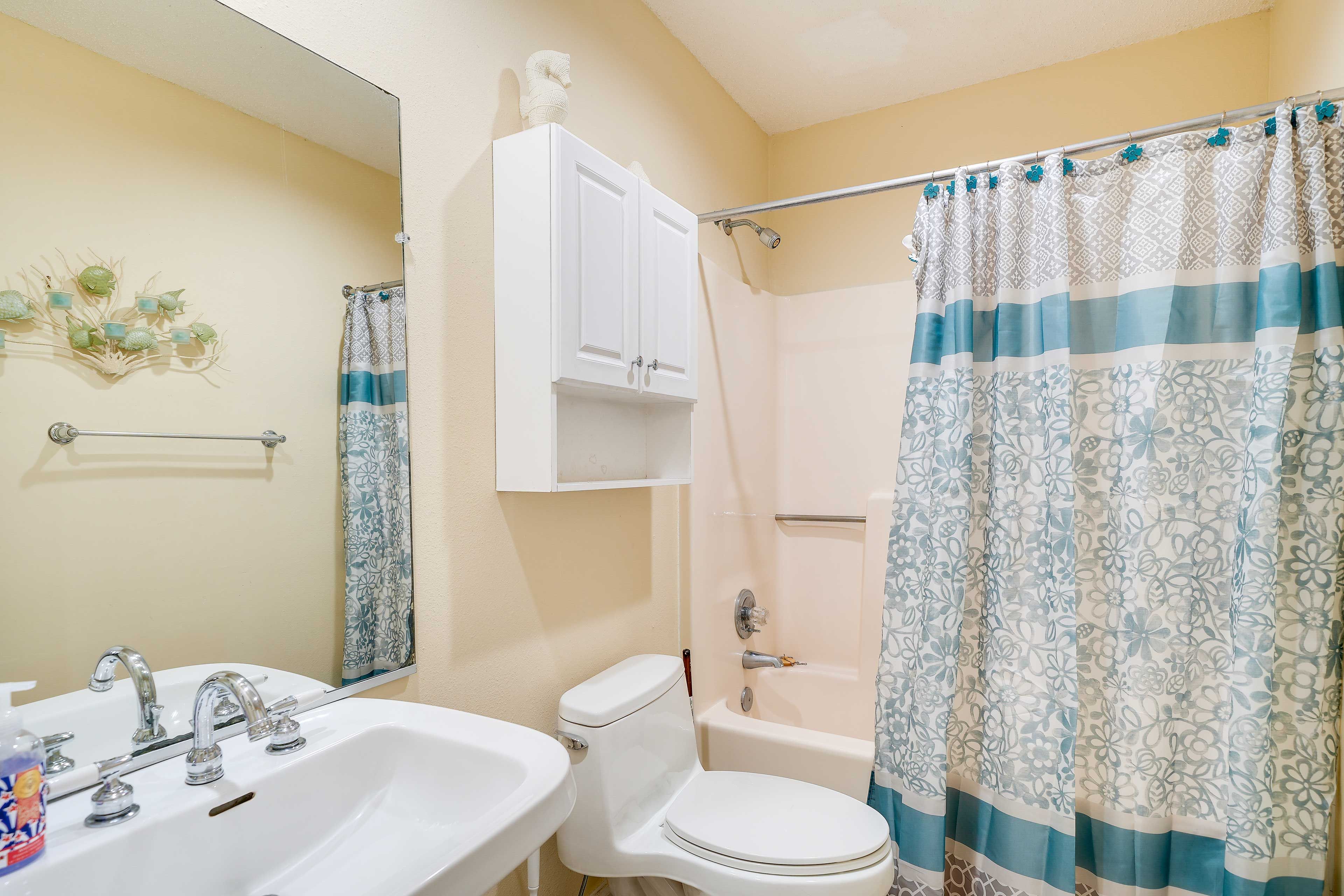 En-Suite Bathroom | 2nd Floor | Towels Provided