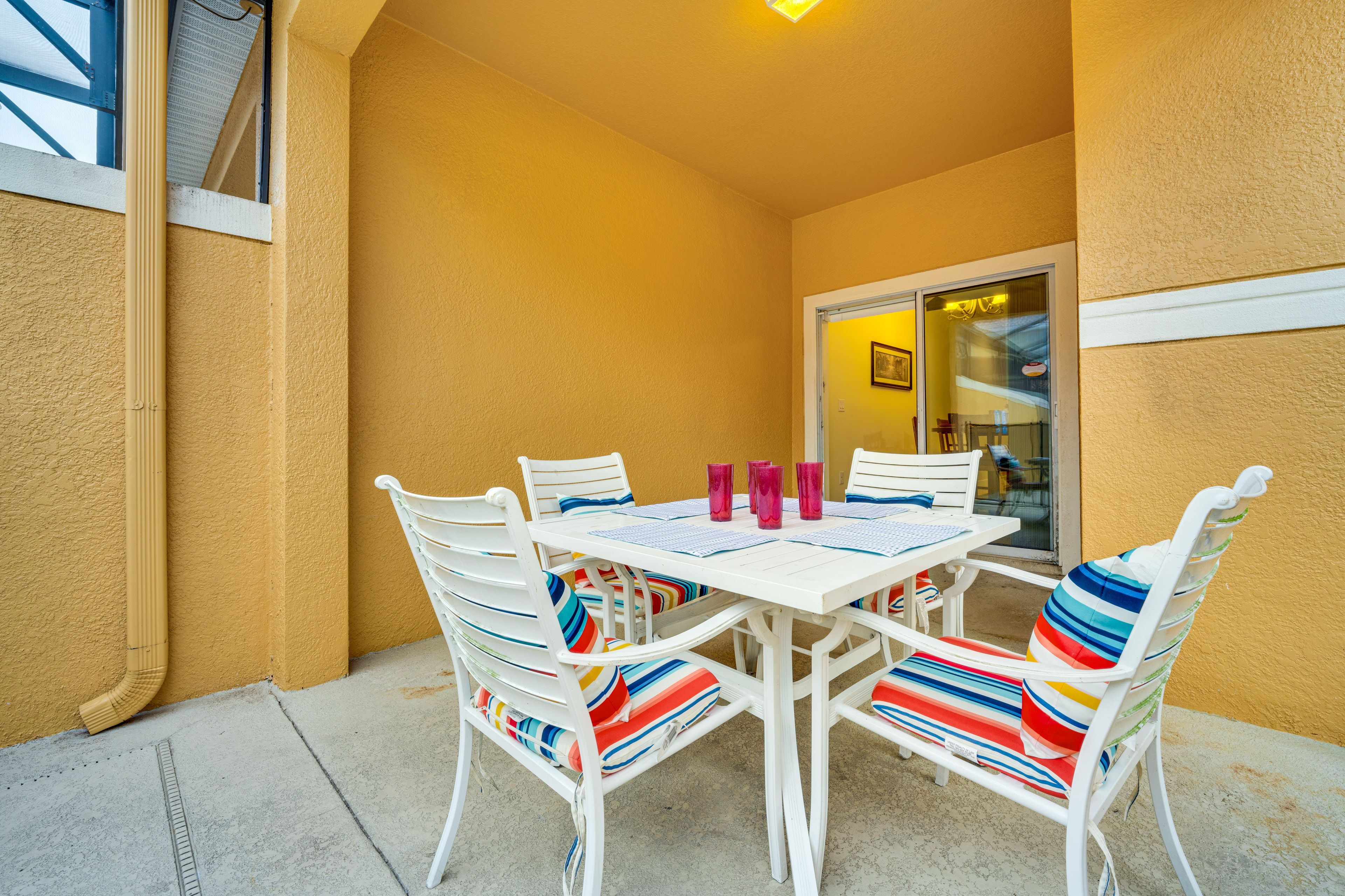 Covered Patio | Outdoor Dining Set