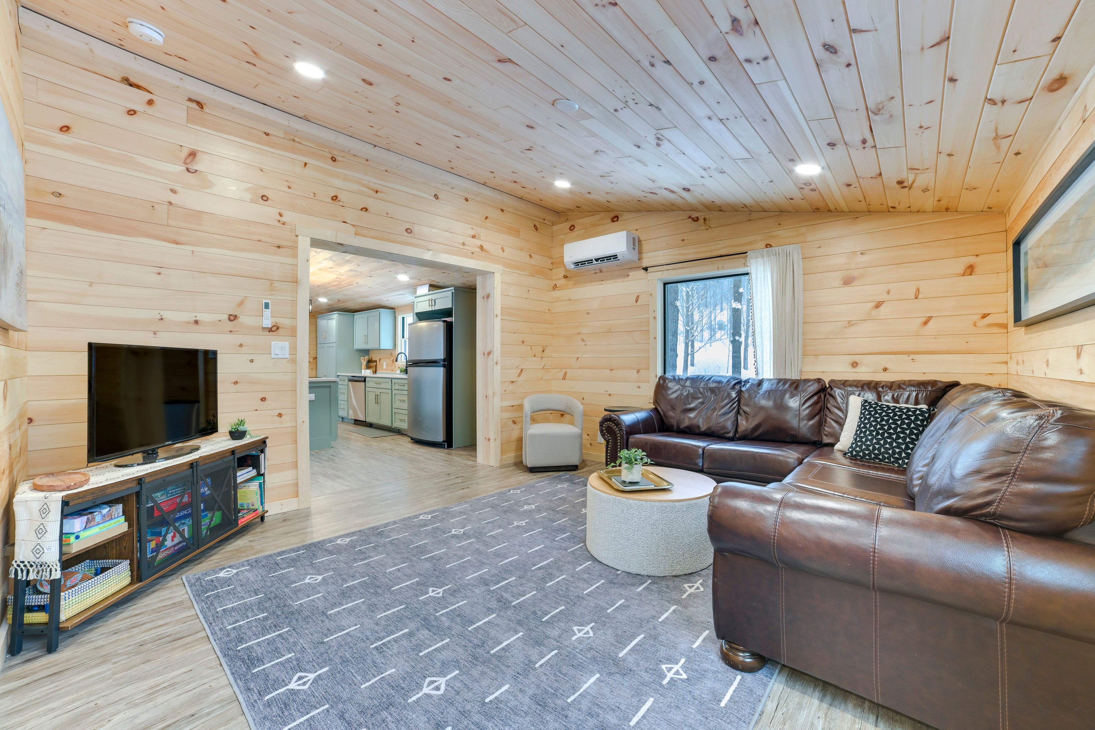 Living Room | Free WiFi | Smart TV | Central A/C | Board Games