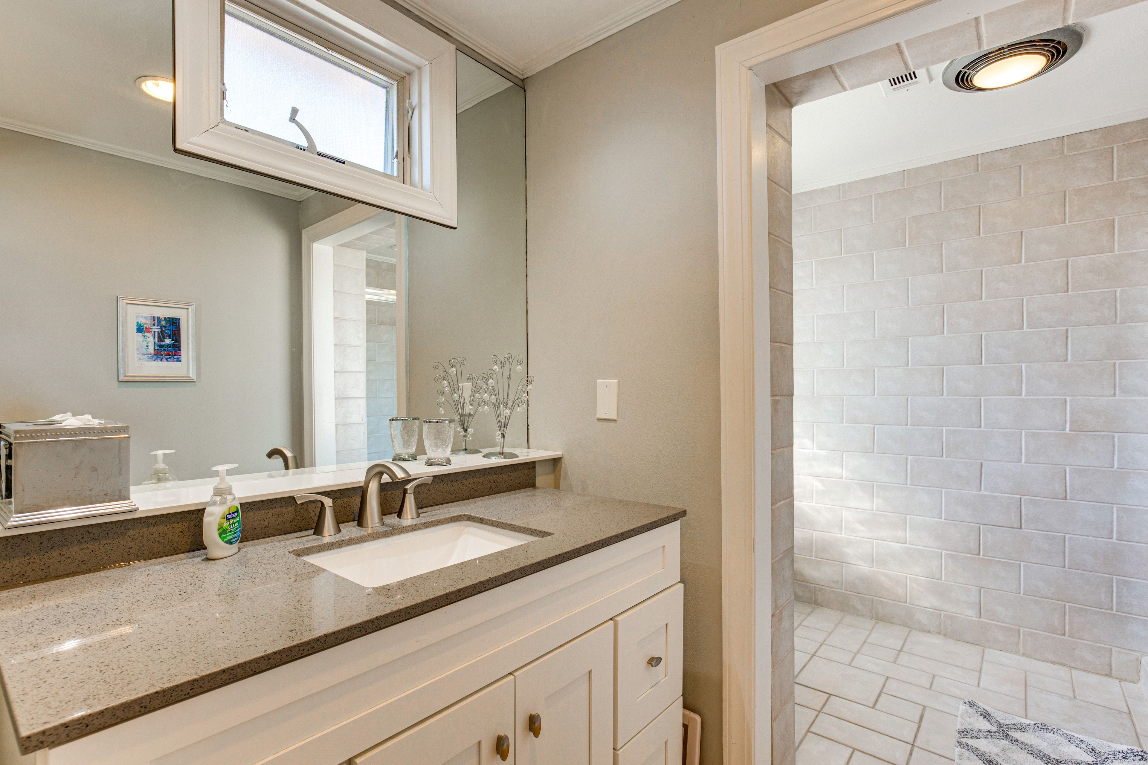 Full Bathroom | 1st Floor | Towels Provided