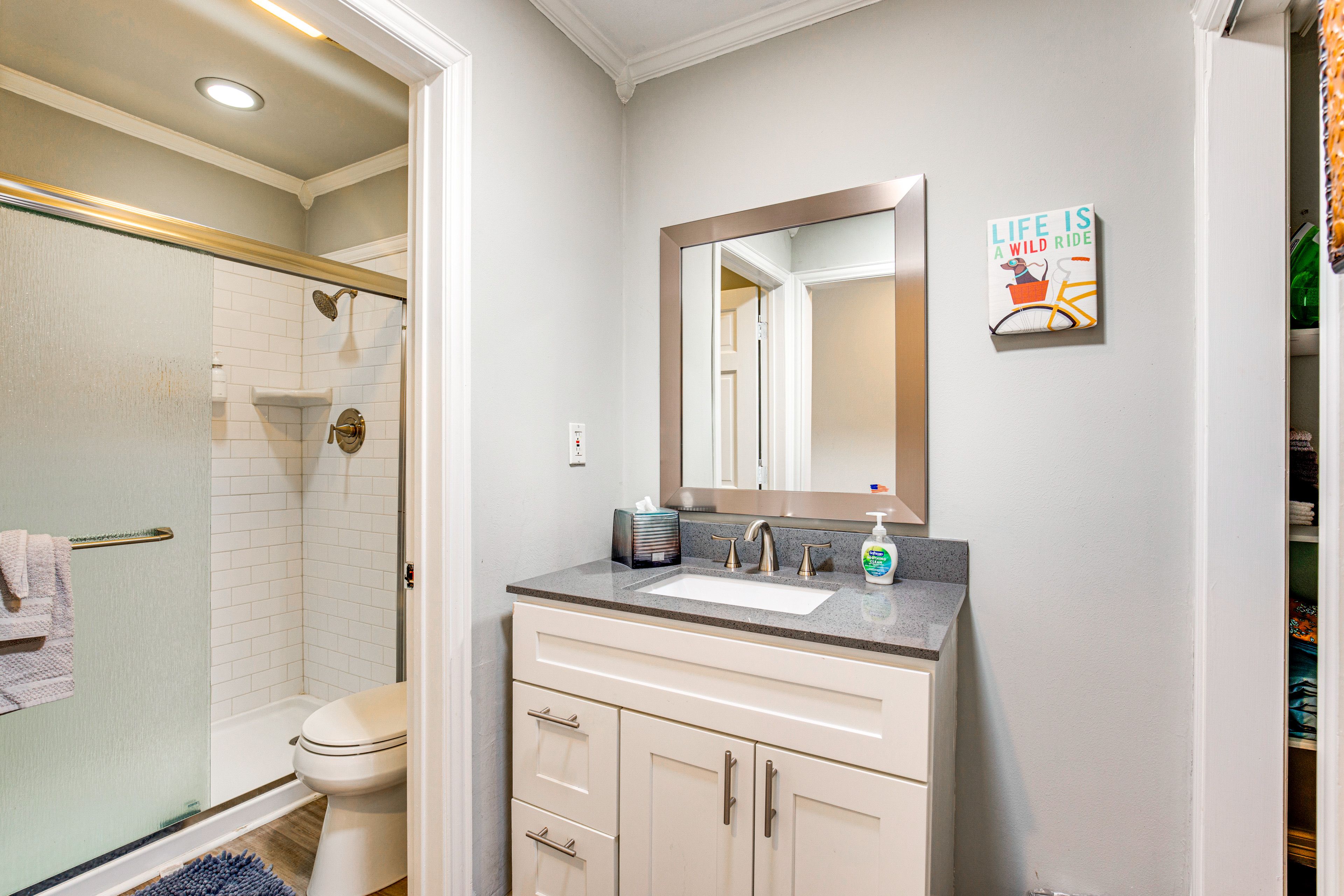 Full Bathroom | 2nd Floor | Complimentary Toiletries