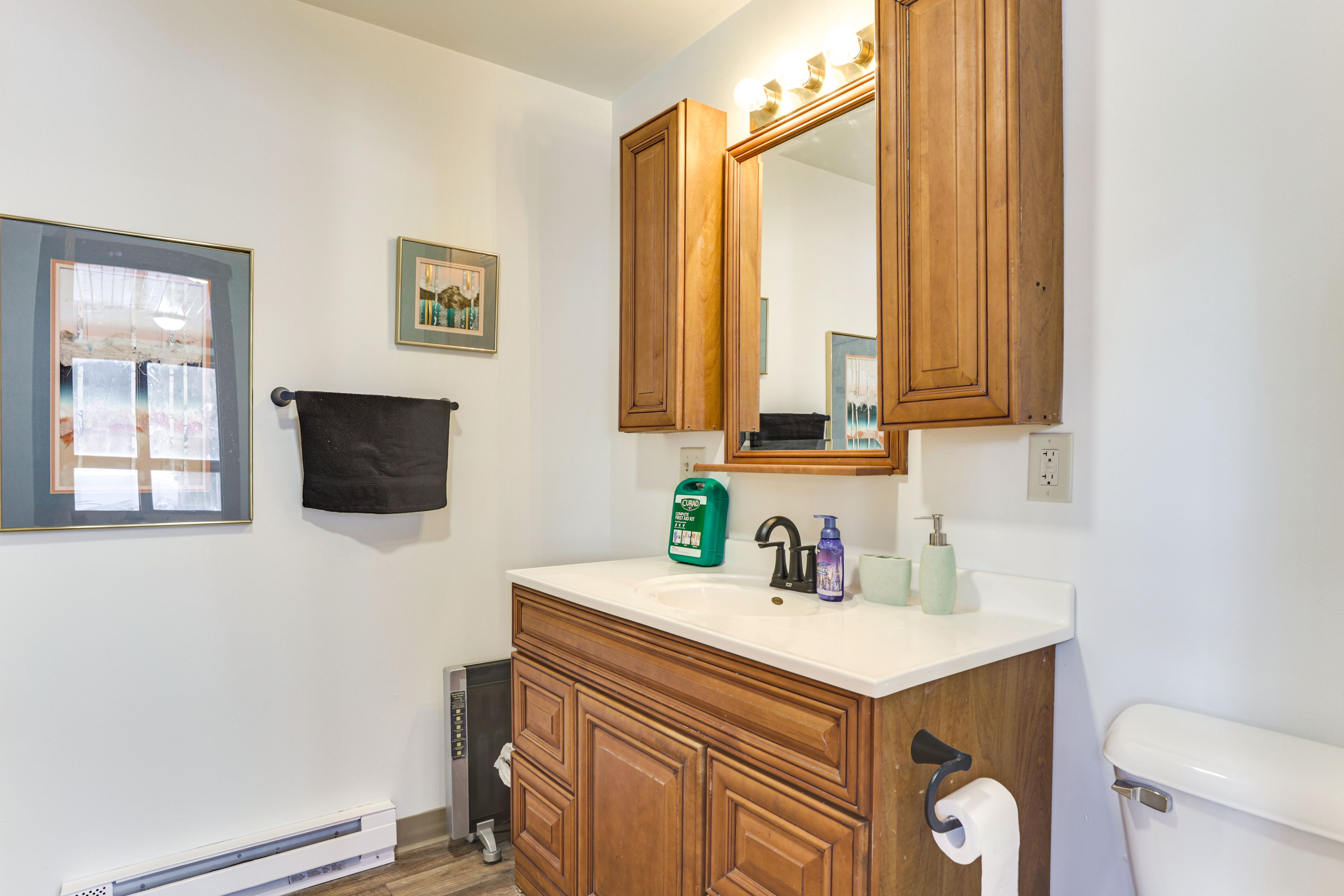 Full Bathroom | 1st Floor | Towels Provided