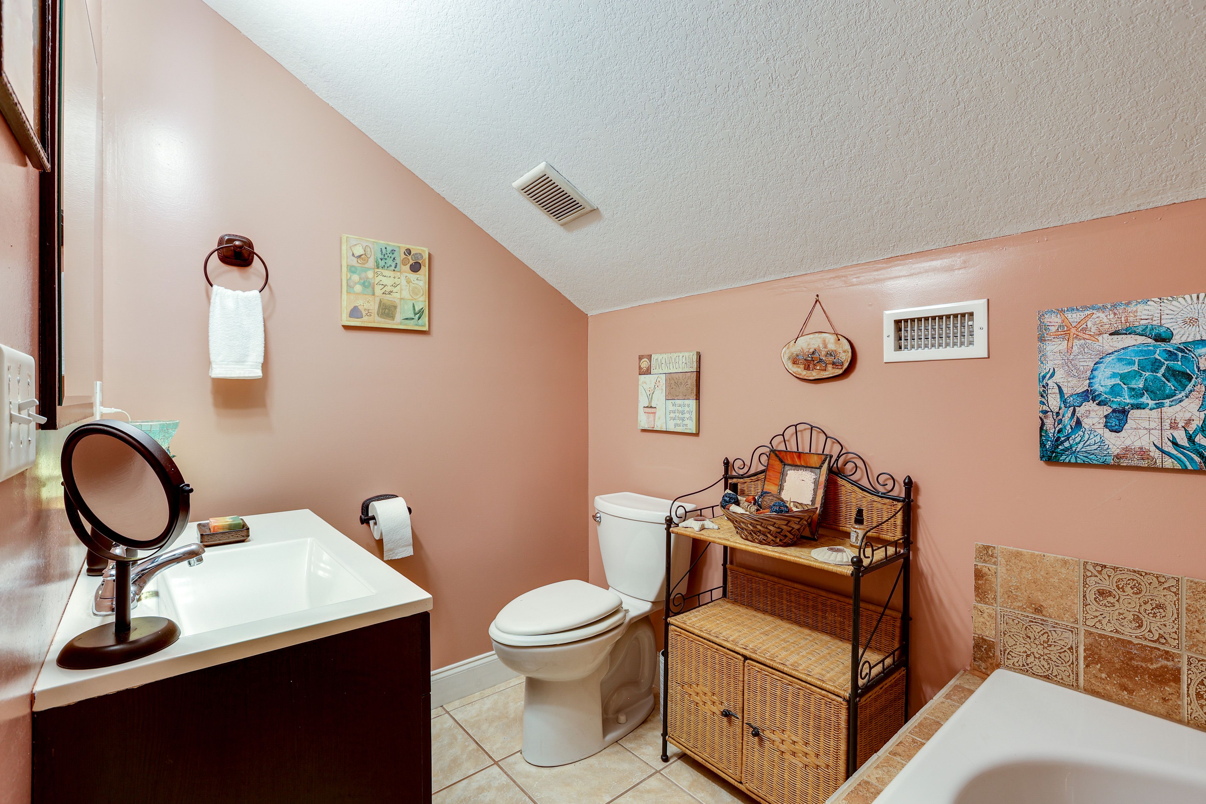 Full Bathroom | 2nd Floor