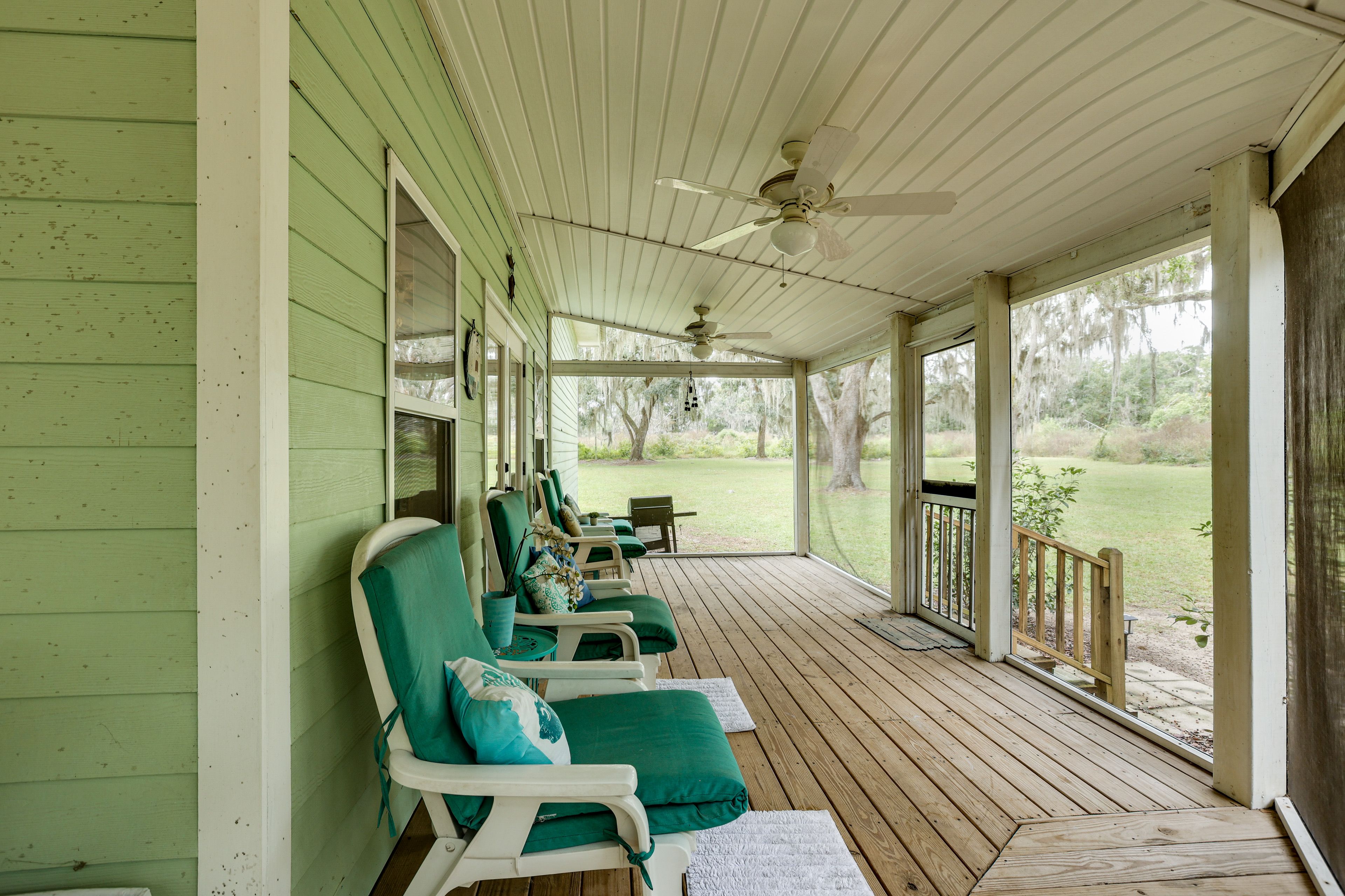 Screened-In Porch w/ Seating | Gas Grill
