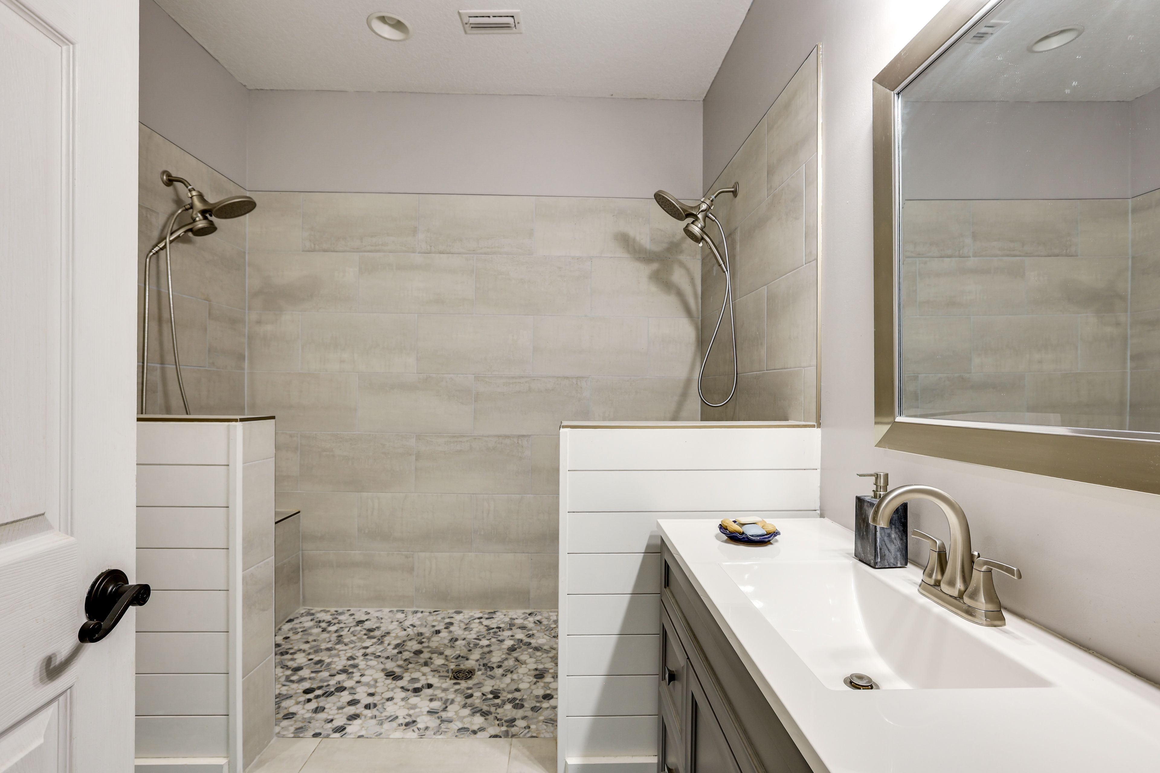 Full Bathroom | 1st Floor | Towels Provided