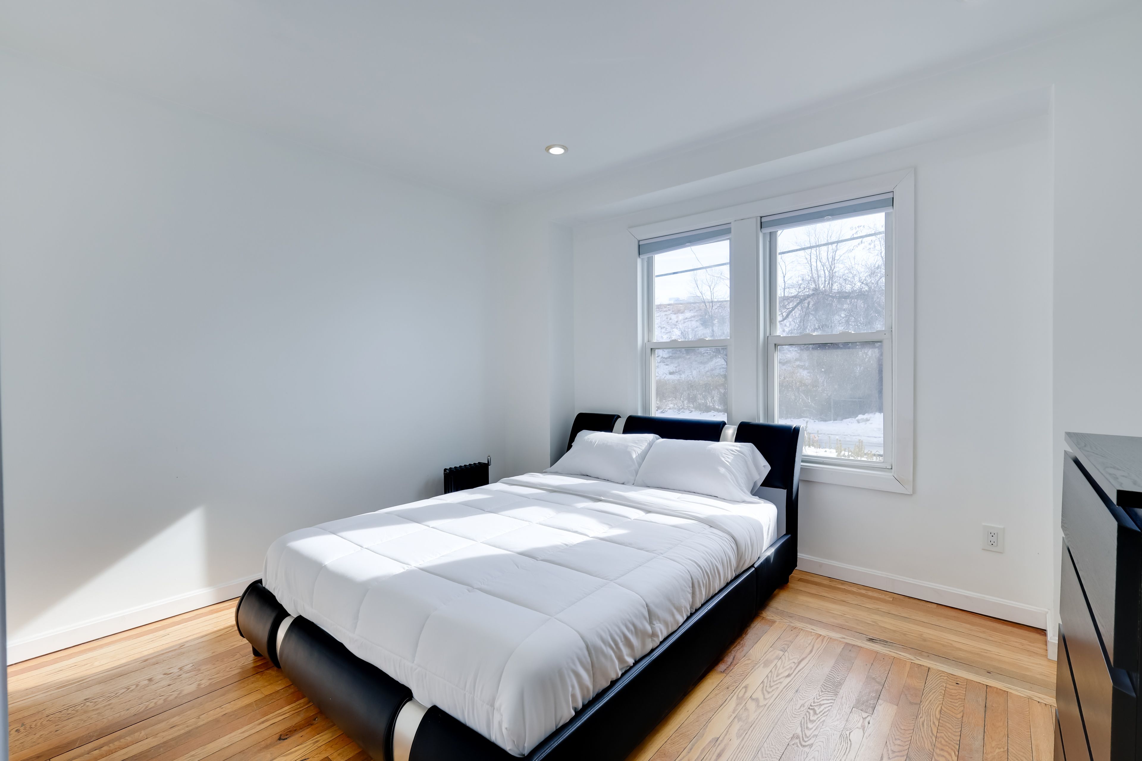 Bedroom 2 | Queen Bed | Flat-Screen TV | Desk Workspace