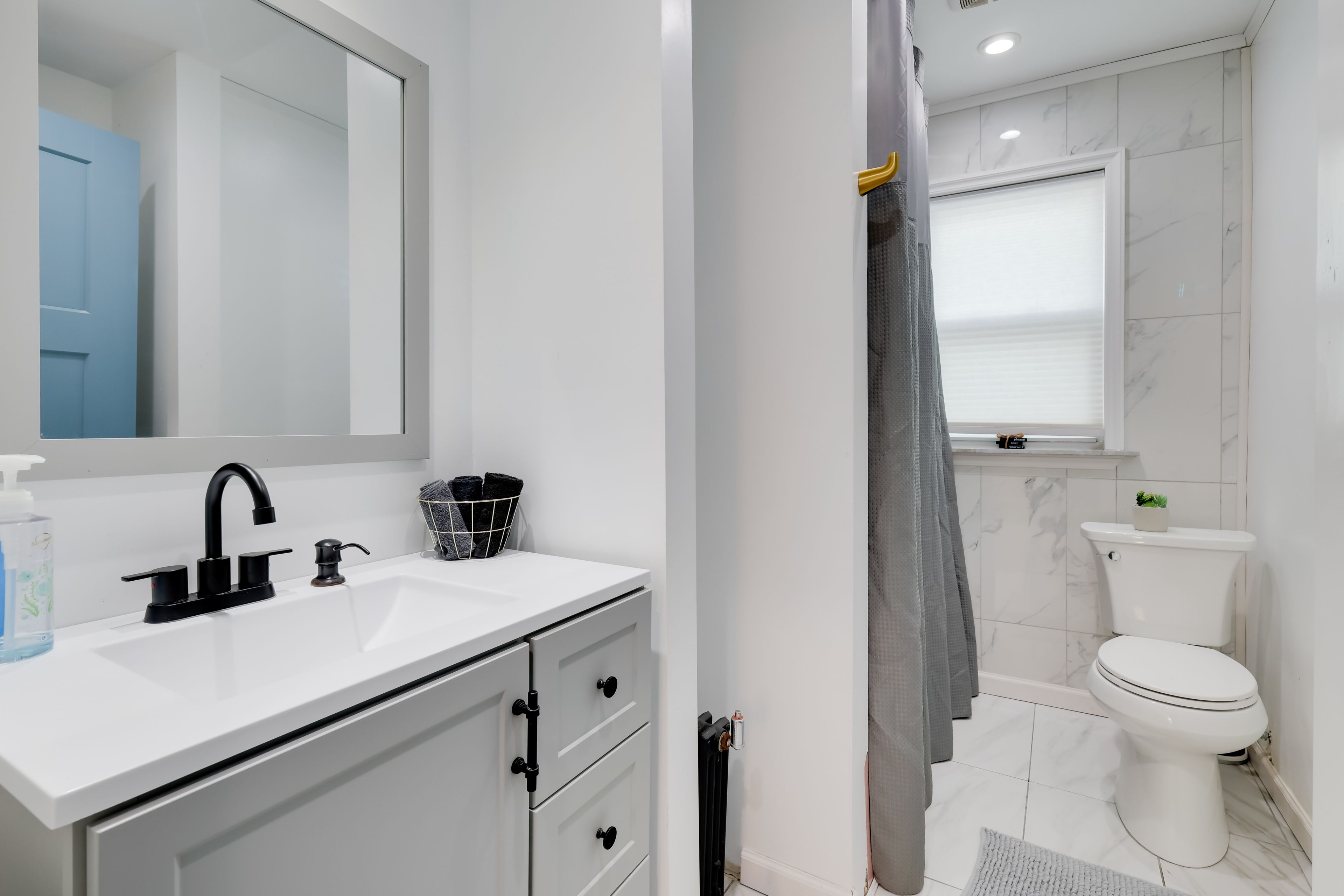 Full Bathroom | Towels Provided