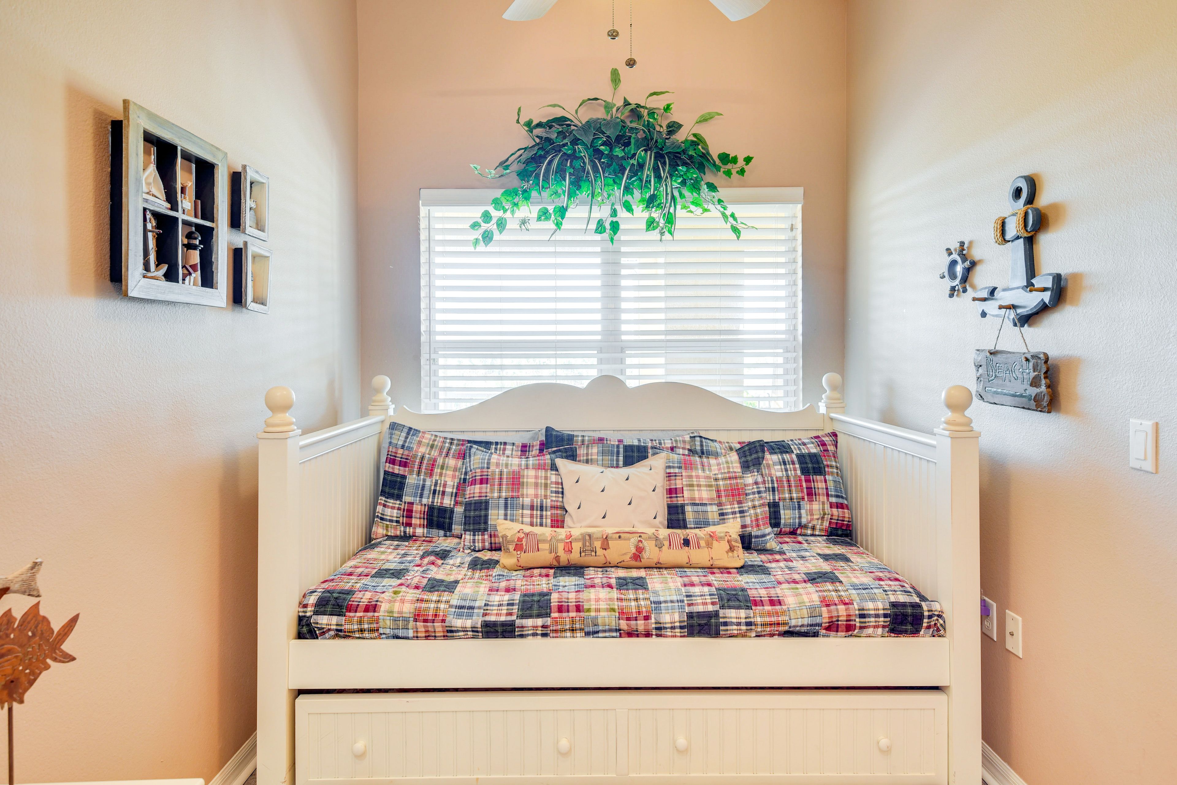 Sleeping Nook | Twin Daybed w/ Twin Trundle