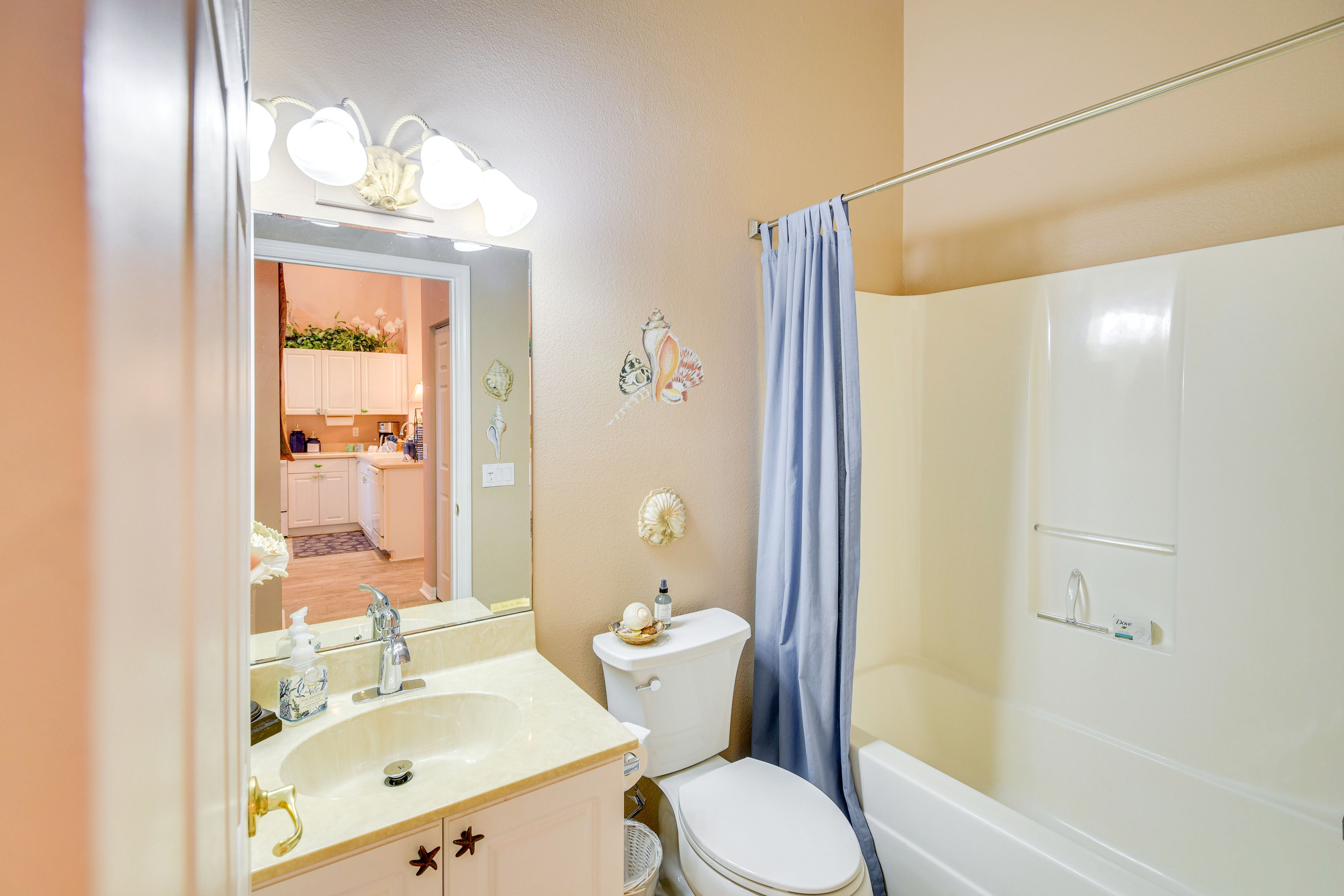 Full Bathroom | Complimentary Toiletries