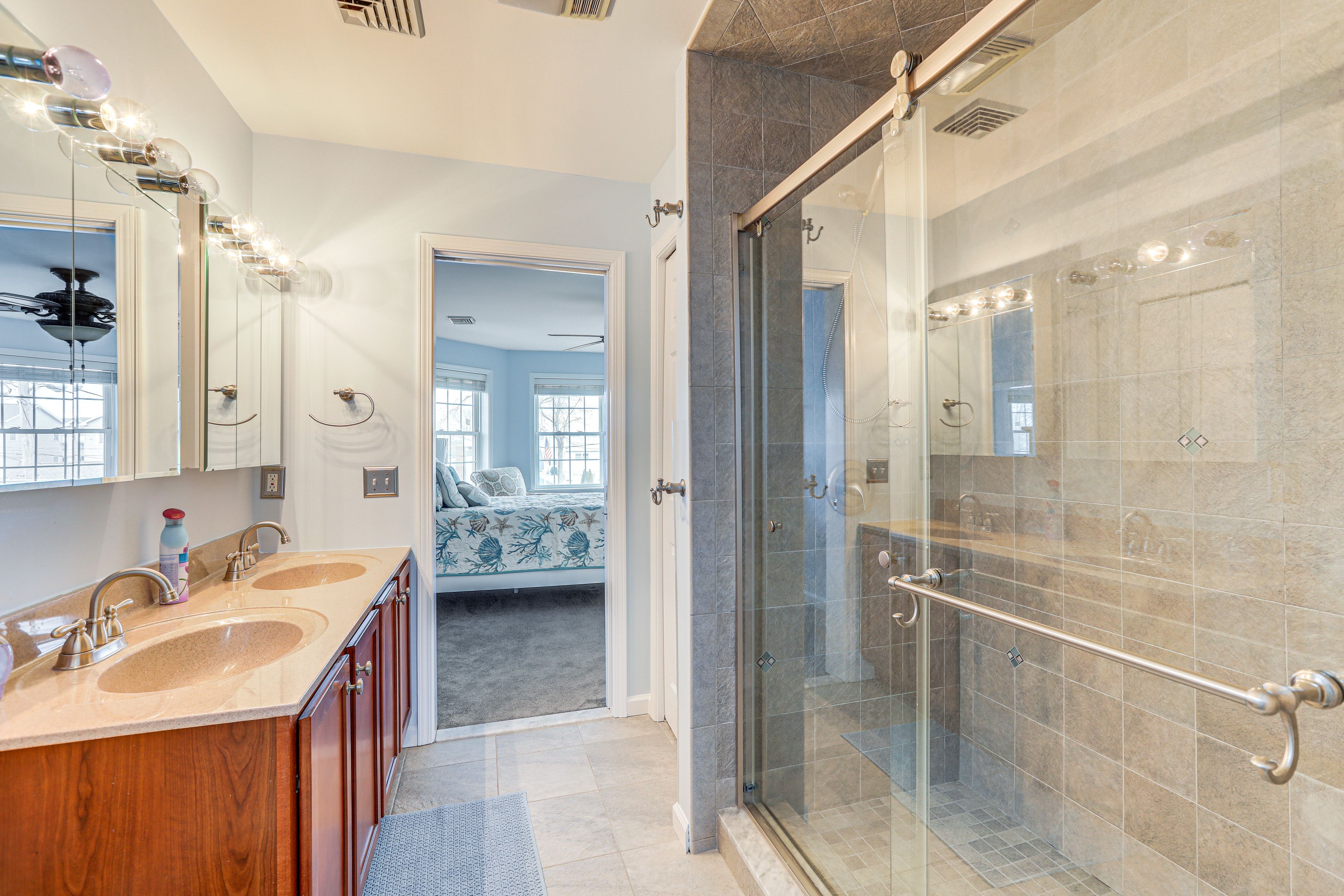 Jack-and-Jill Bathroom | 2nd Floor | Complimentary Toiletries