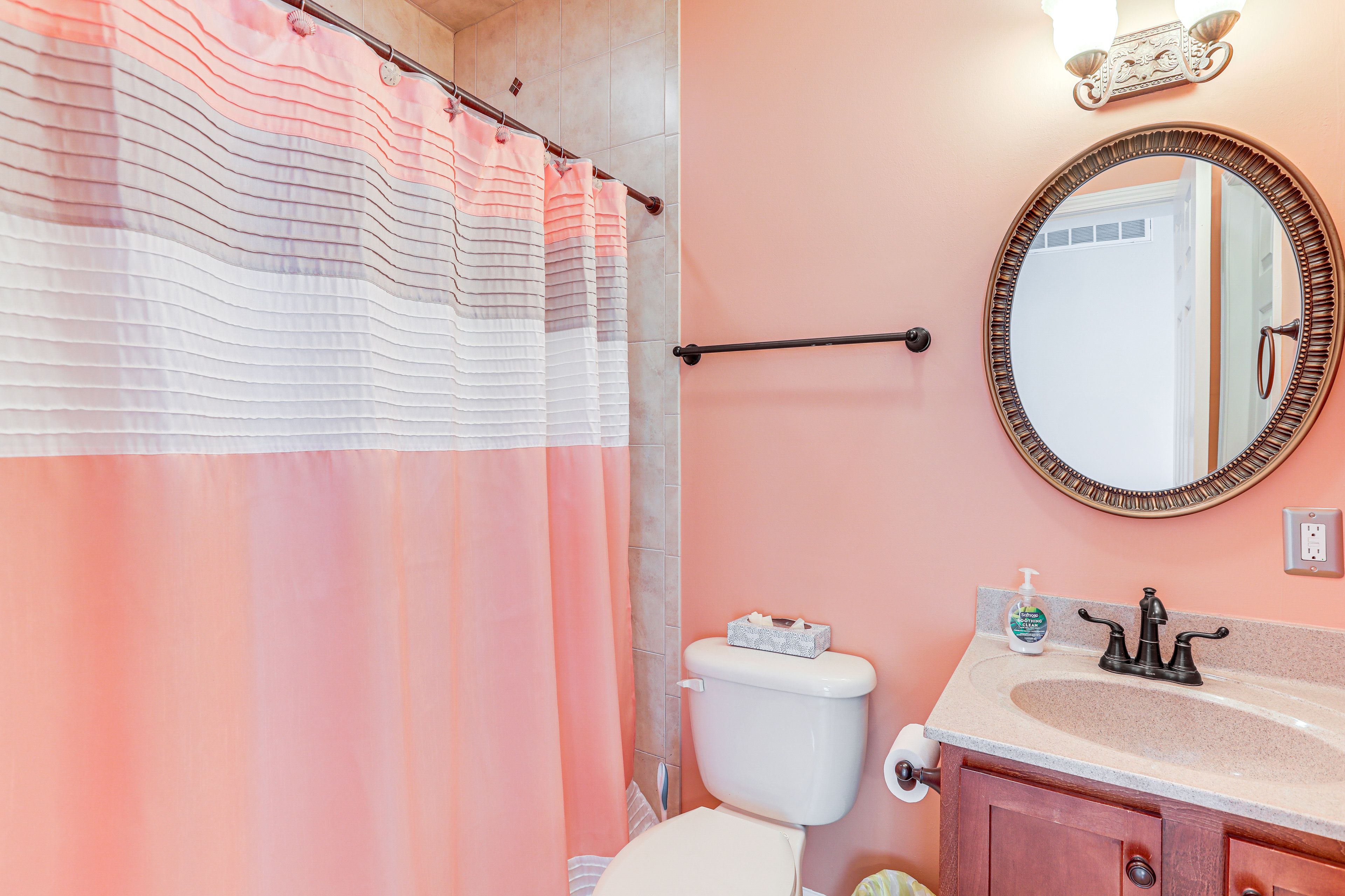 Full Bathroom | 1st Floor | Towels Provided
